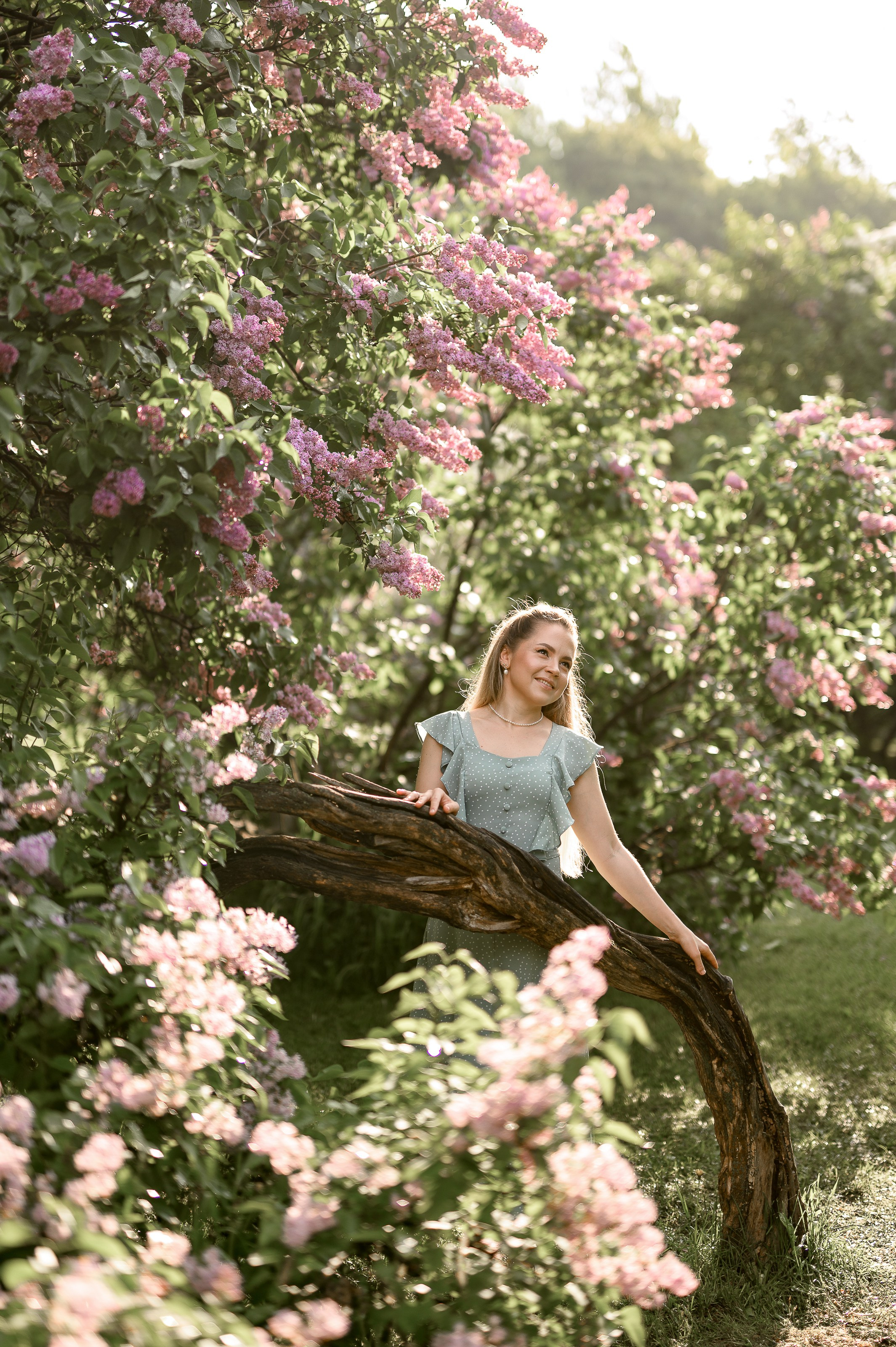 Анастасия. Фотосессия в цветении в Сиреневом саду в Москве. Semerlina.ru