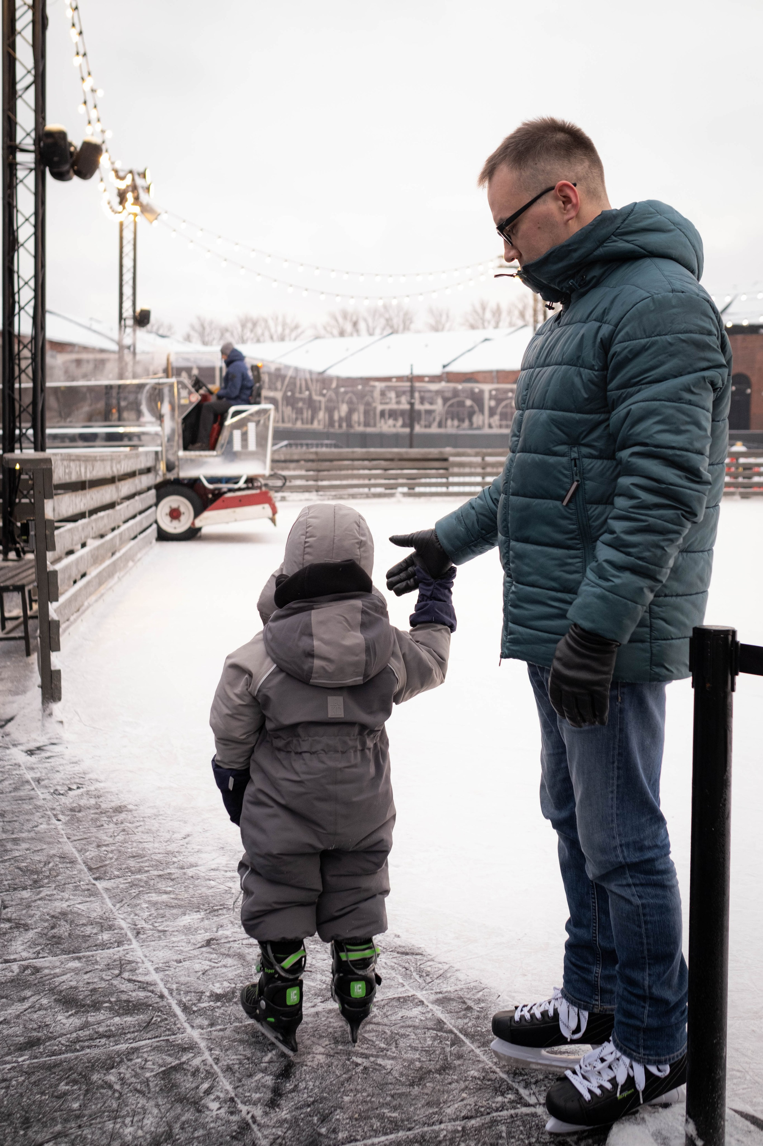 Алекс первый раз на катке. Семейный фотограф в Санкт-Петербурге Дарья Косянчук