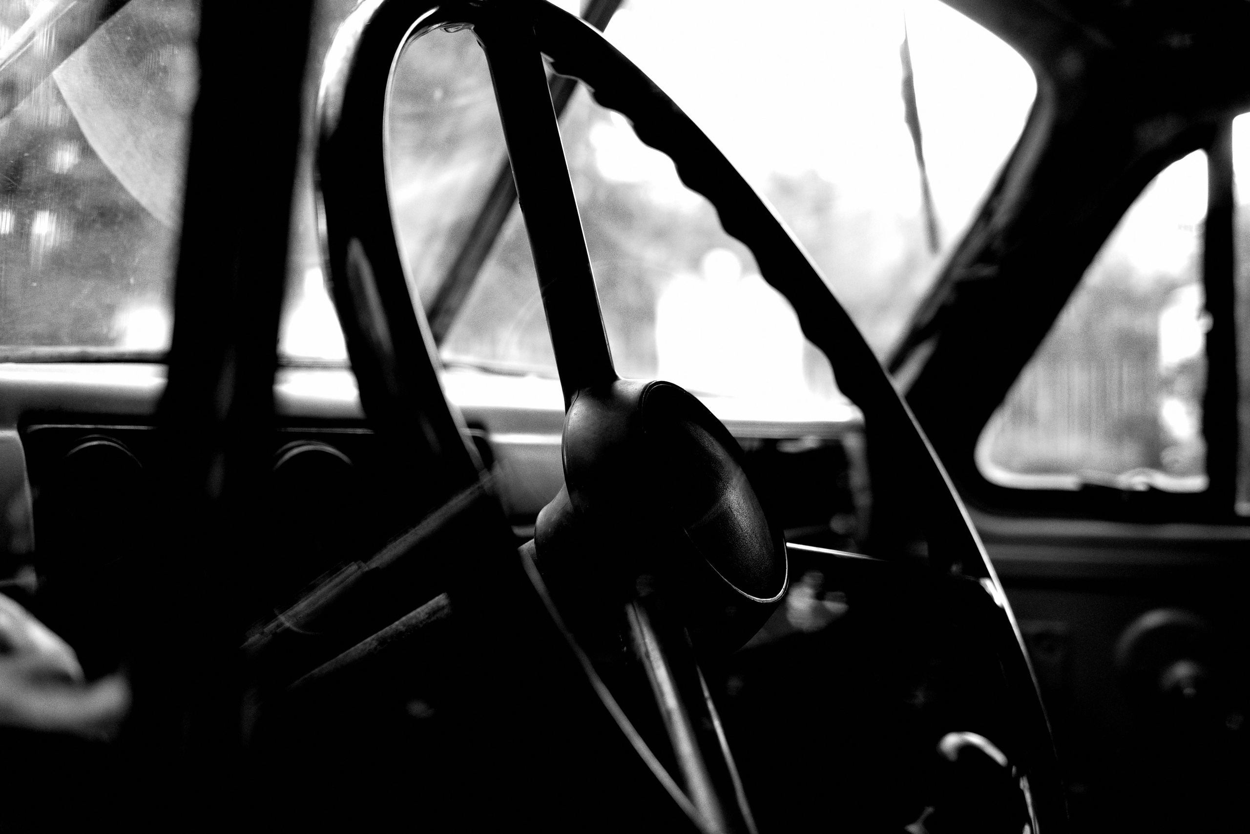 Руль сквозь окно старого грузовика