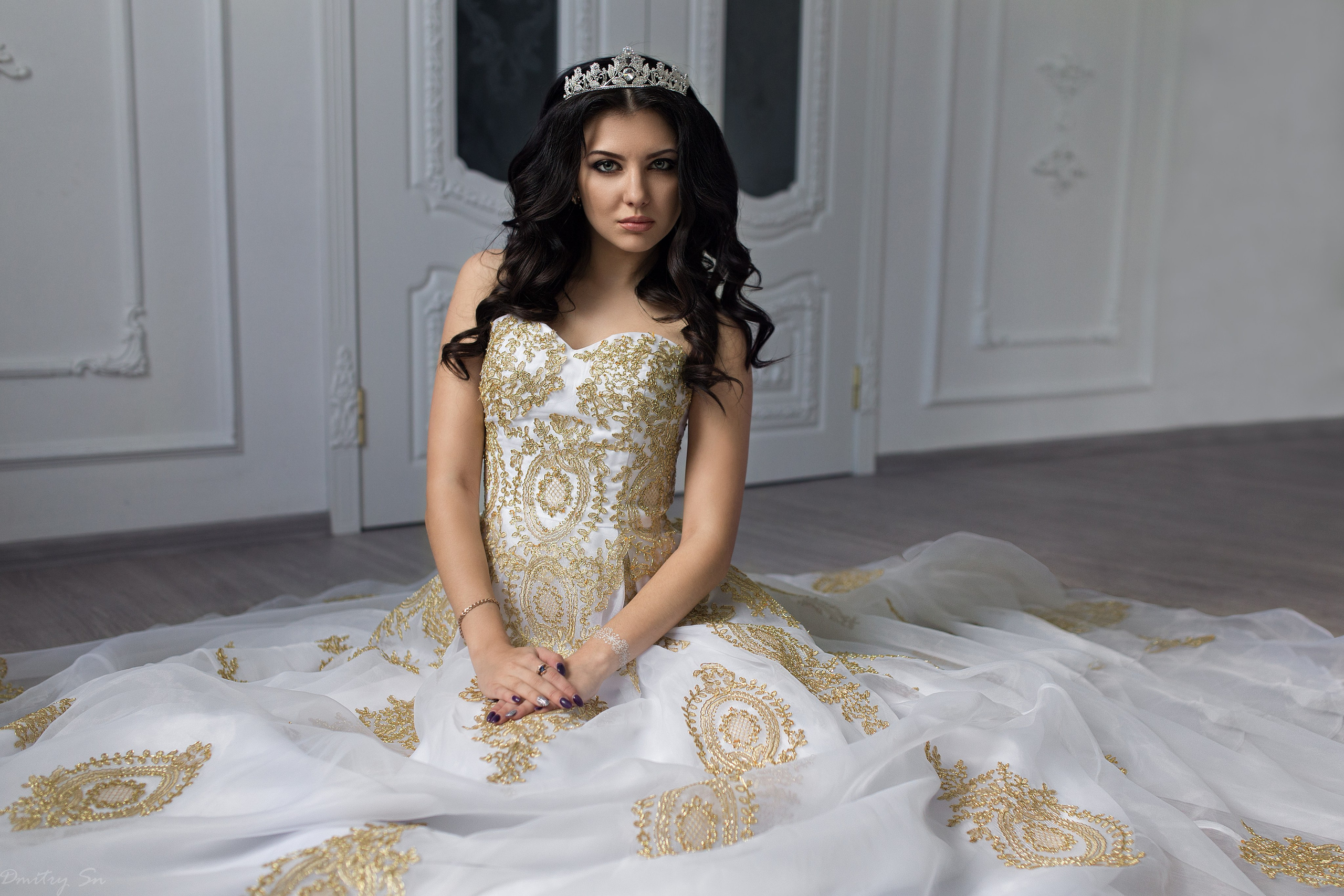 Съемка в студии с интерьером с Кристиной в белом пышном платье в формате для «себя»