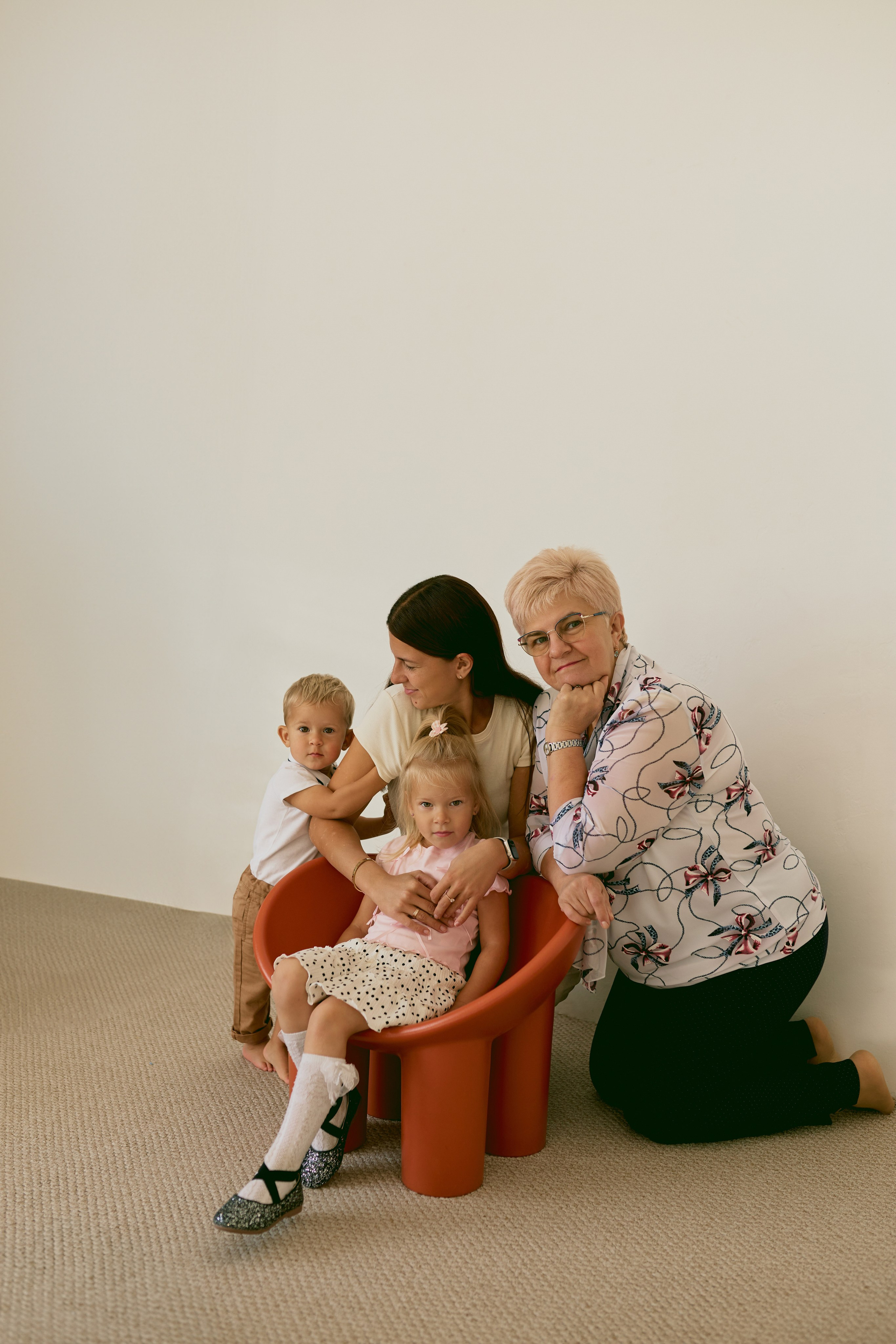 Семейная фотосессия в фотостудии. Сестры Карабаза. Фотографы и ретушеры в Москве и Санкт-Петербурге