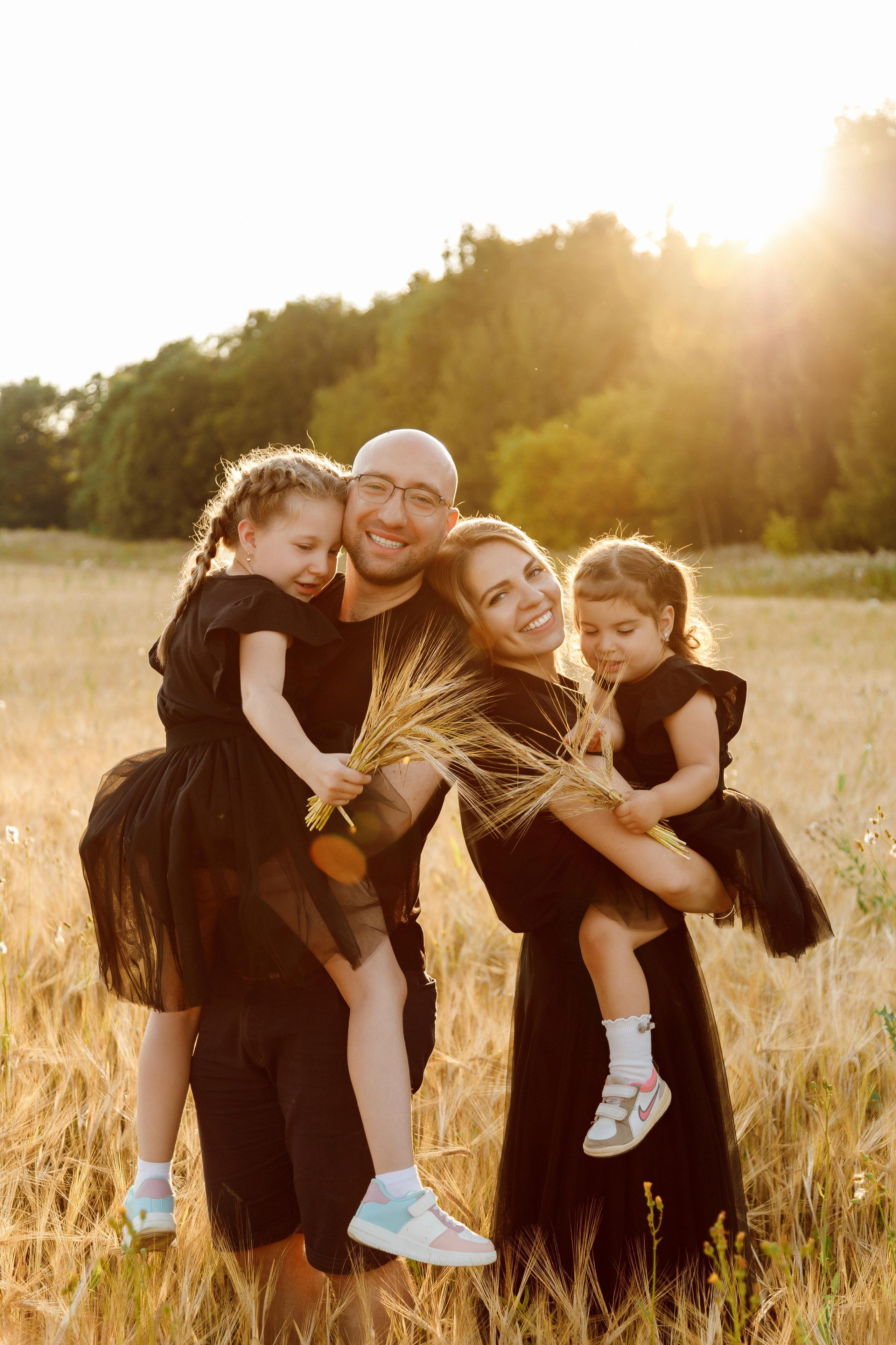 Семейная фотосессия в поле в Новой Москве. Фотограф Александра Сыщенко