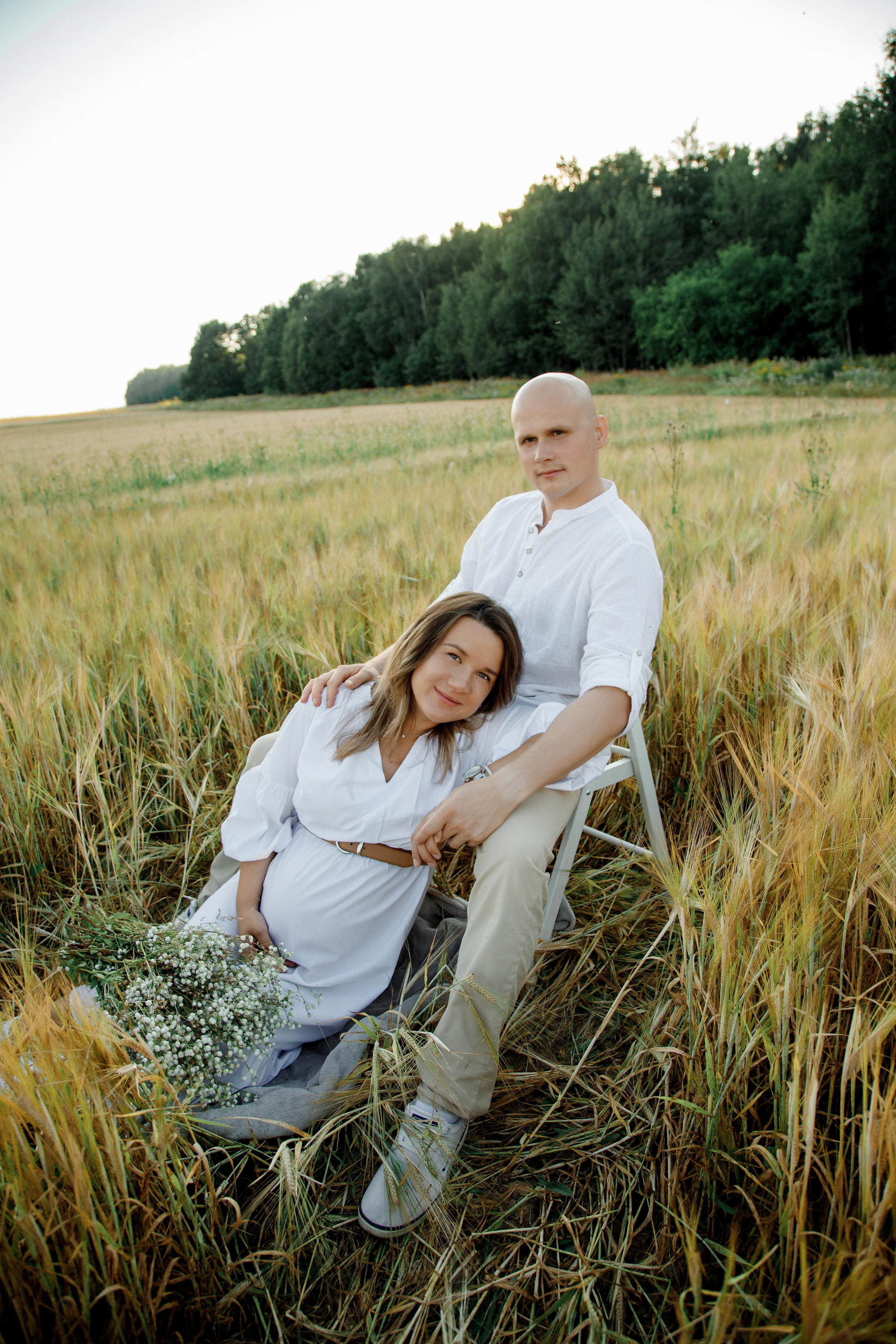 Фотосессия беременности в поле с колосками. Фотограф Александра Сыщенко