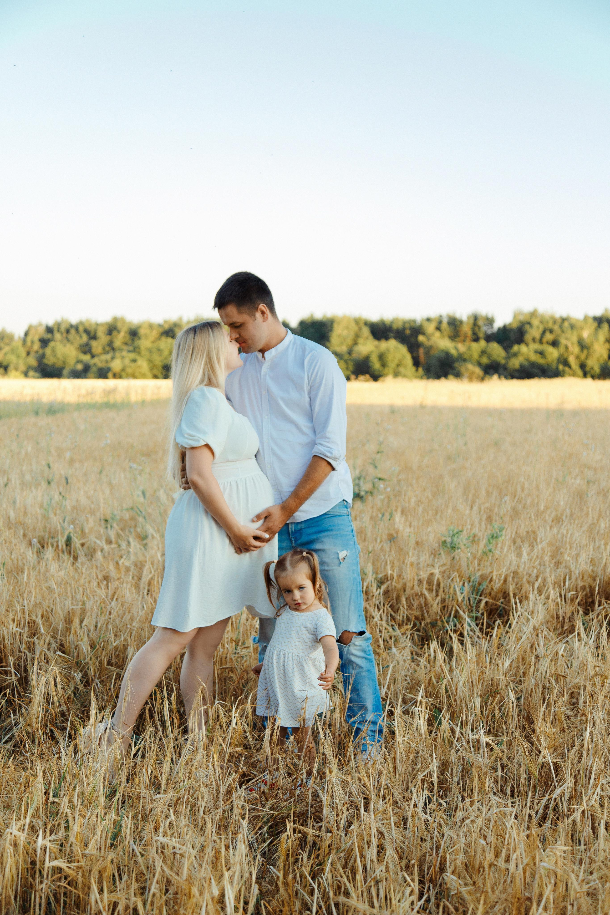 Фотосъемка беременности в поле недалеко от МКАД. Фотограф Александра Сыщенко