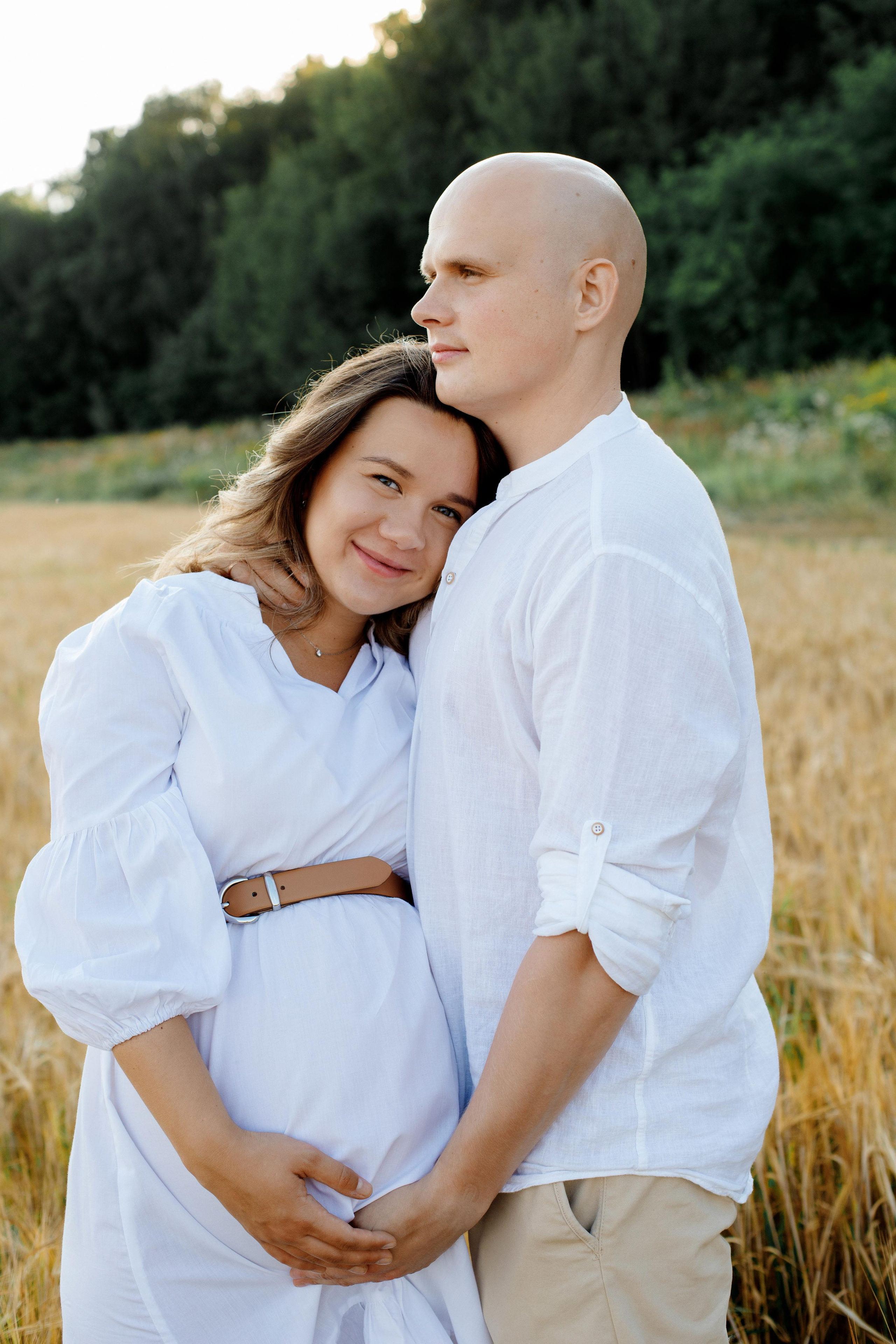 Фотосессия беременности в поле с колосками. Фотограф Александра Сыщенко