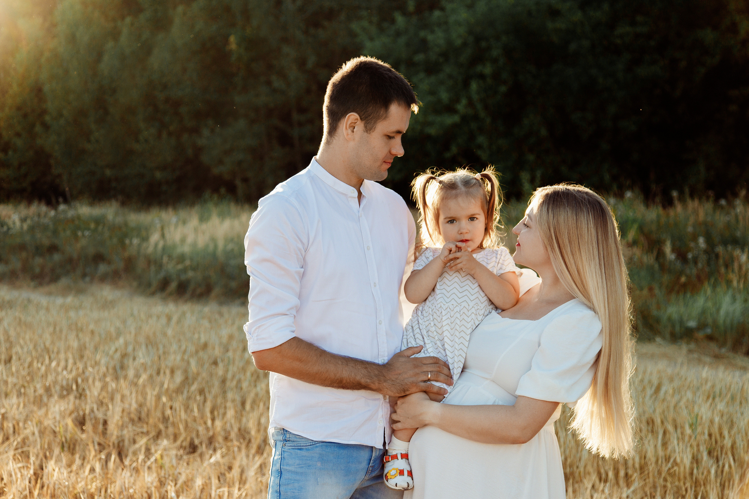 Фотосъемка беременности в поле недалеко от МКАД. Фотограф Александра Сыщенко