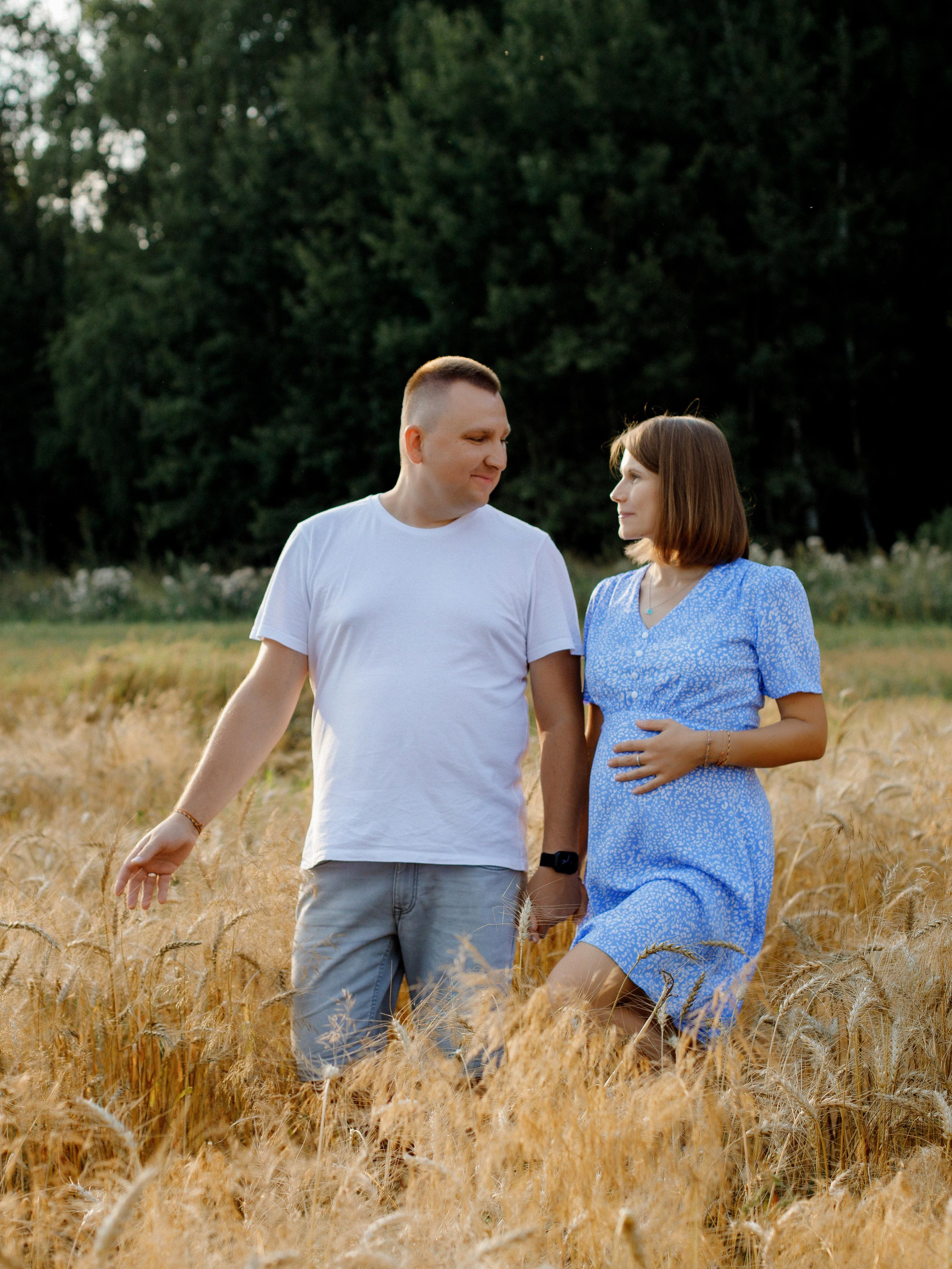 Семейная фотосессия в поле с колосками в Подмосковье. Фотограф Александра Сыщенко