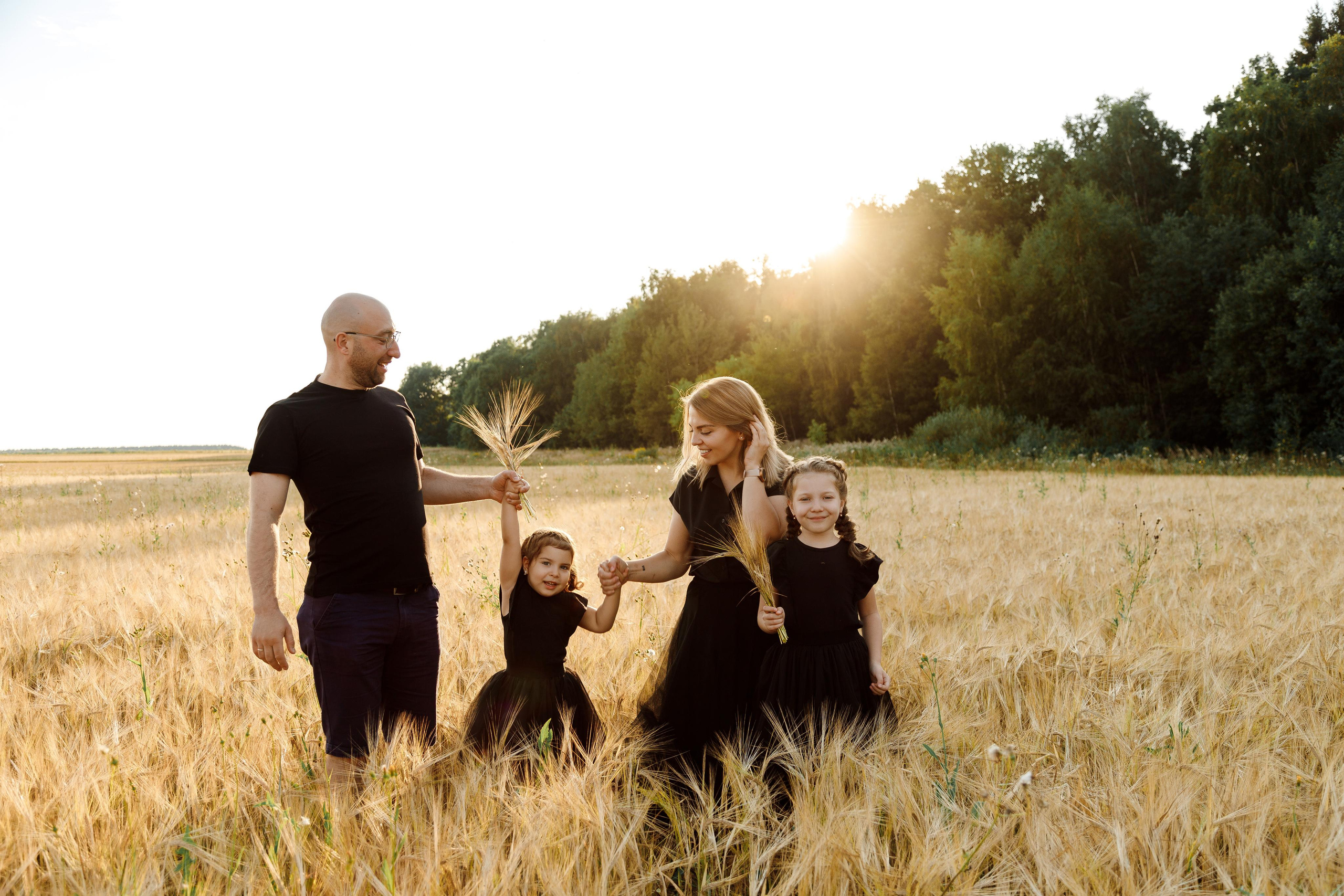 Семейная фотосессия в поле в Новой Москве. Фотограф Александра Сыщенко