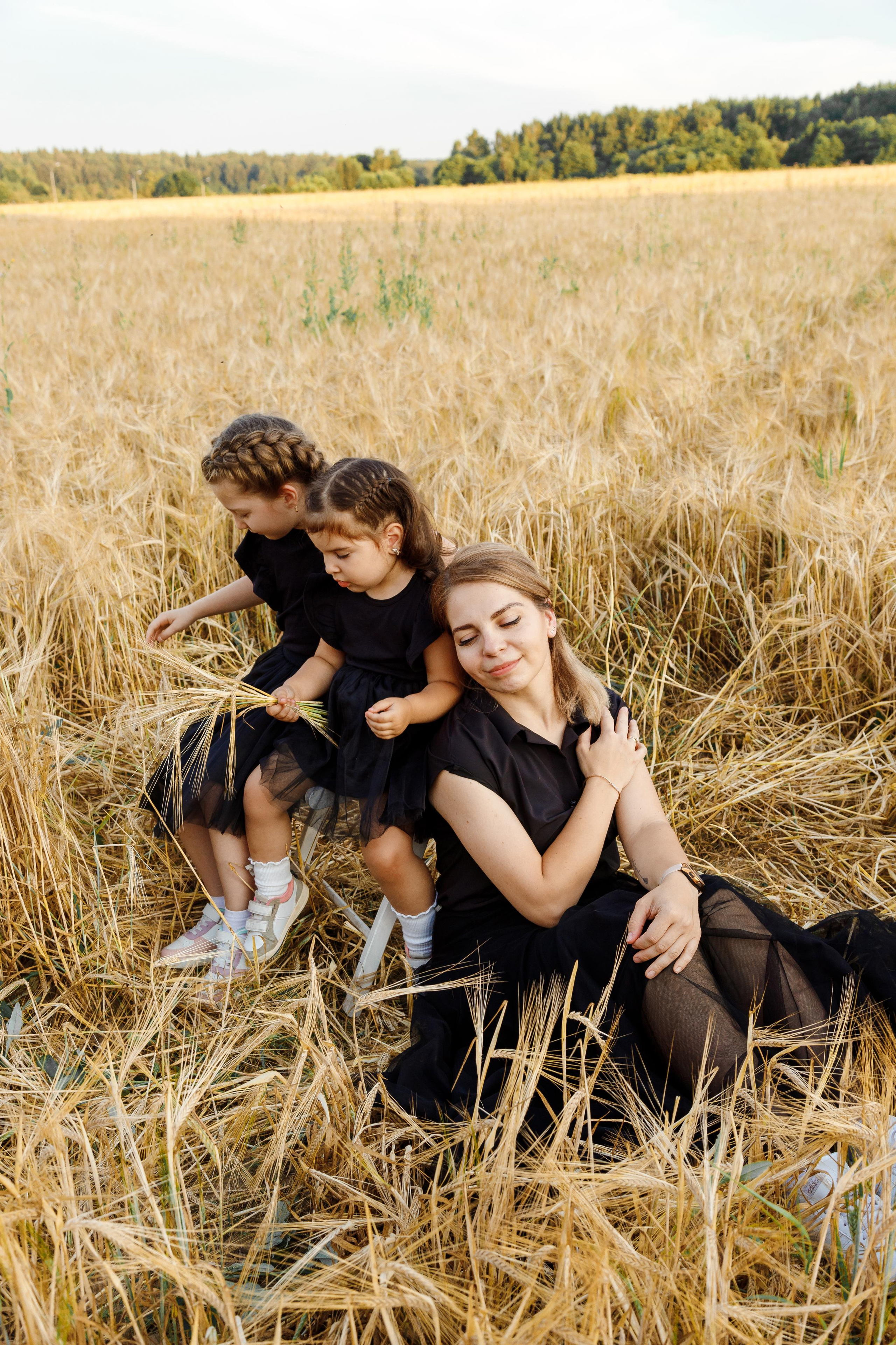 Семейная фотосессия в поле в Новой Москве. Фотограф Александра Сыщенко