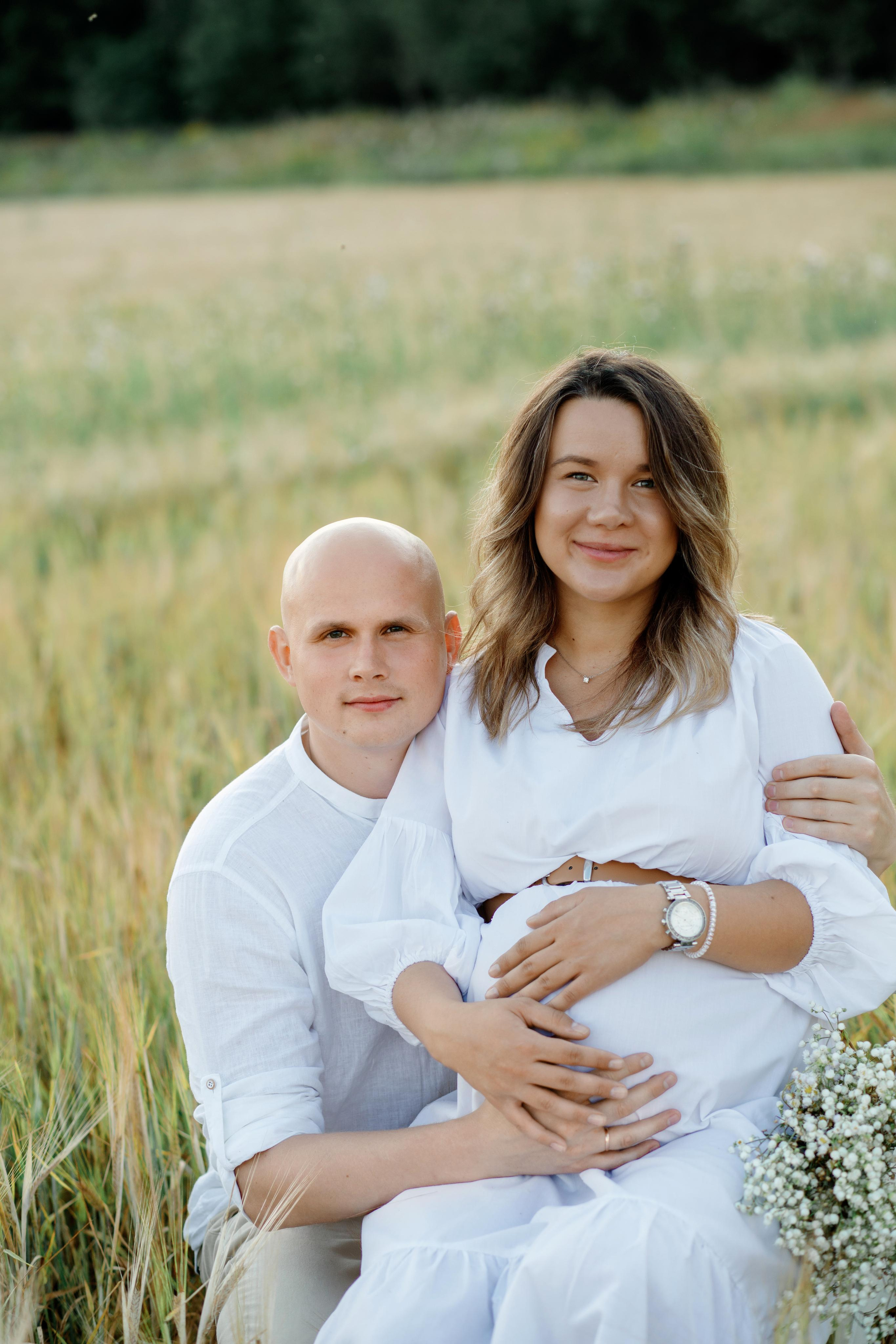 Фотосессия беременности в поле с колосками. Фотограф Александра Сыщенко