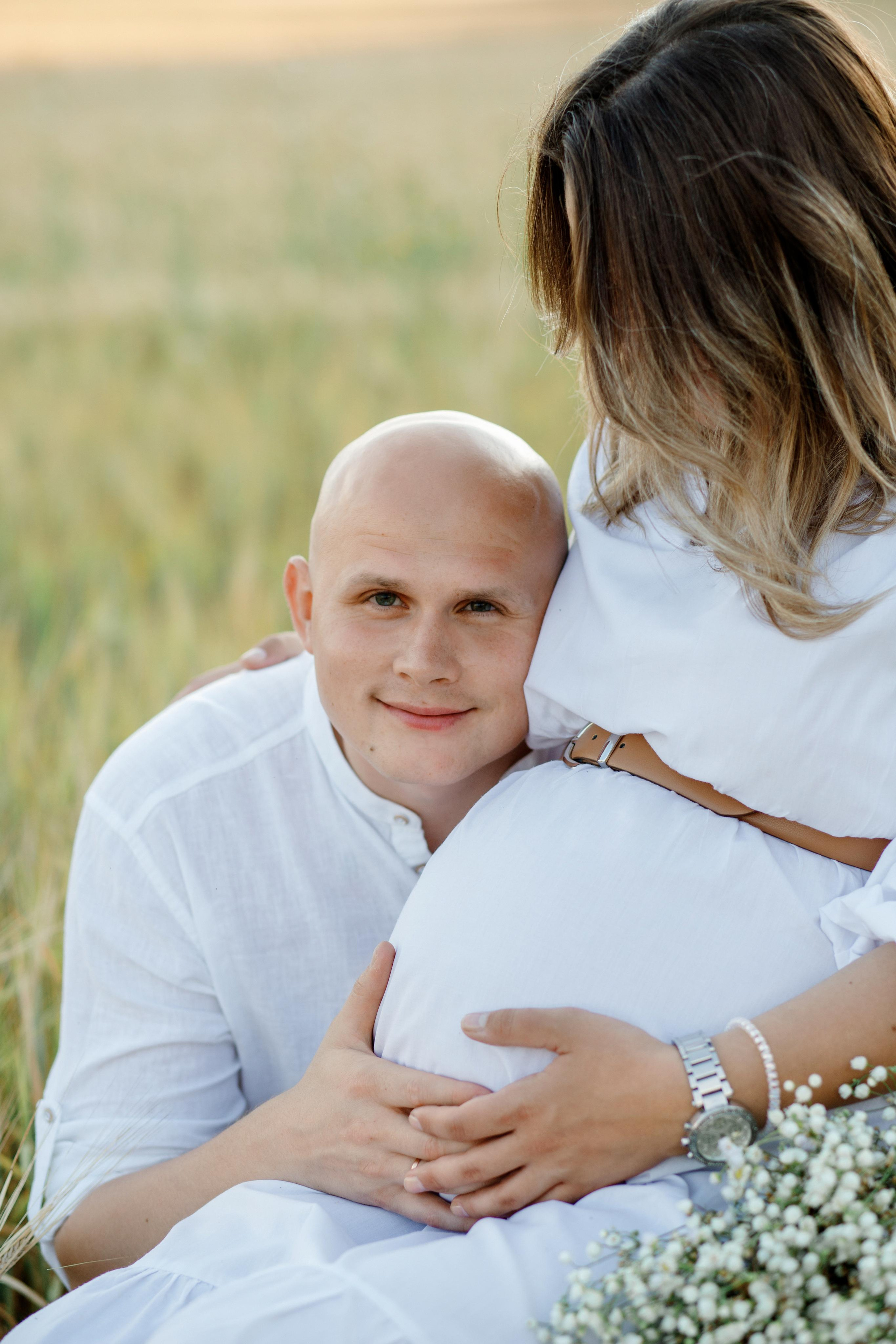 Фотосессия беременности в поле с колосками. Фотограф Александра Сыщенко