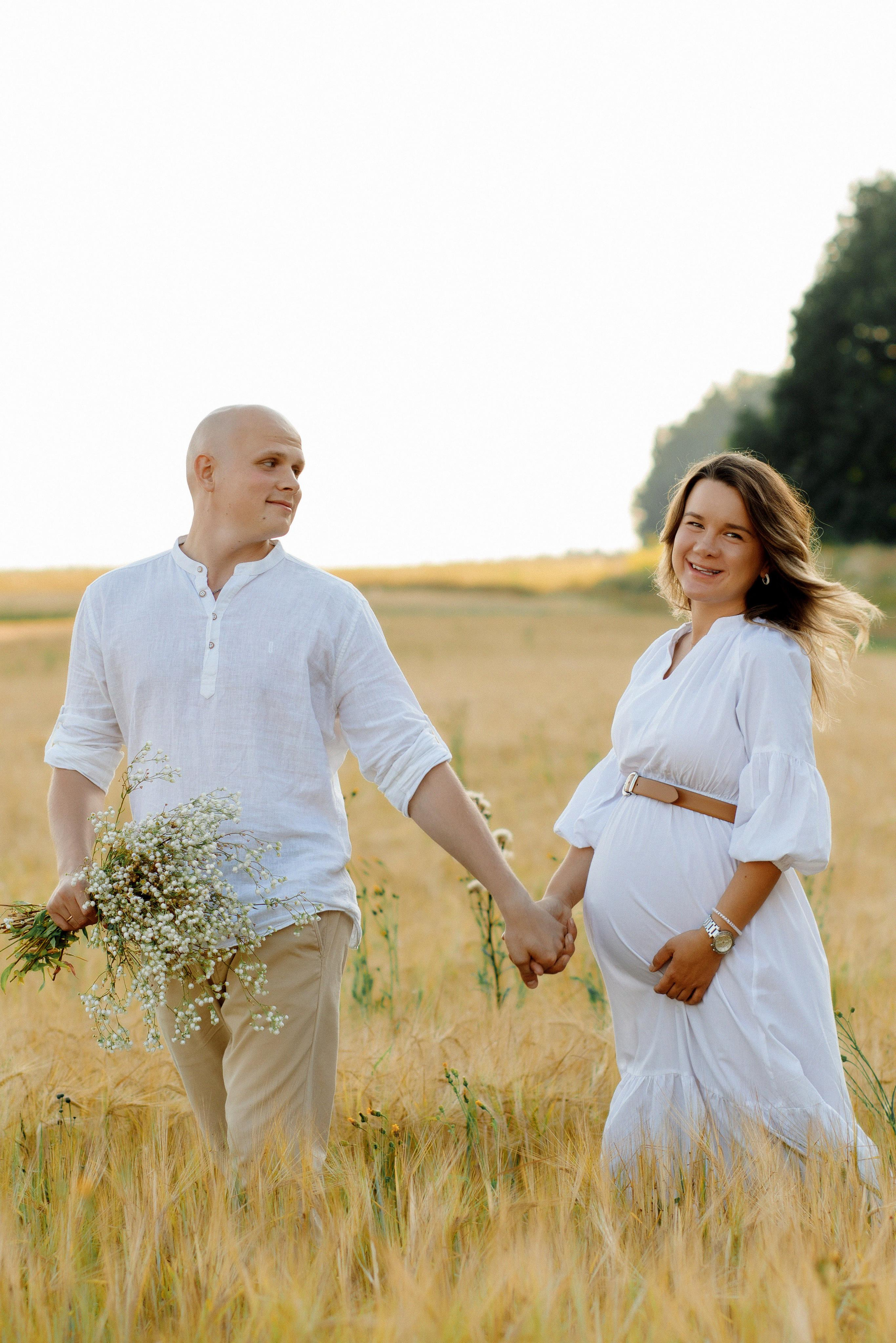 Фотосессия беременности в поле с колосками. Фотограф Александра Сыщенко