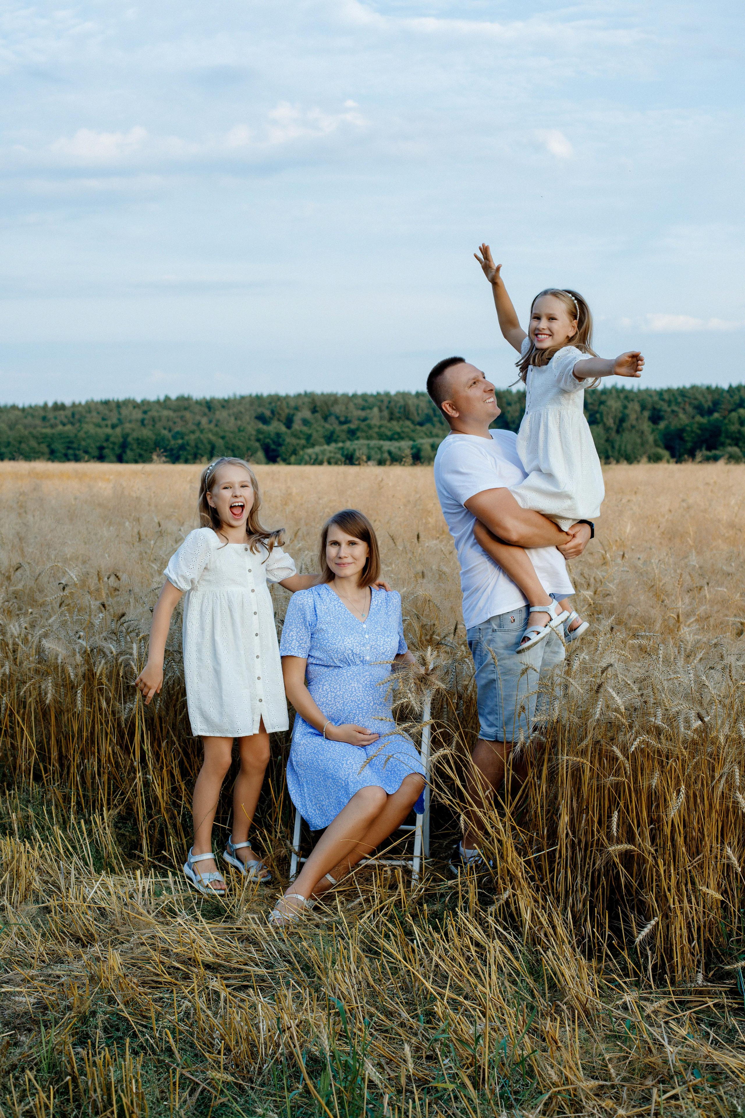 Семейная фотосессия в поле с колосками в Подмосковье. Фотограф Александра Сыщенко