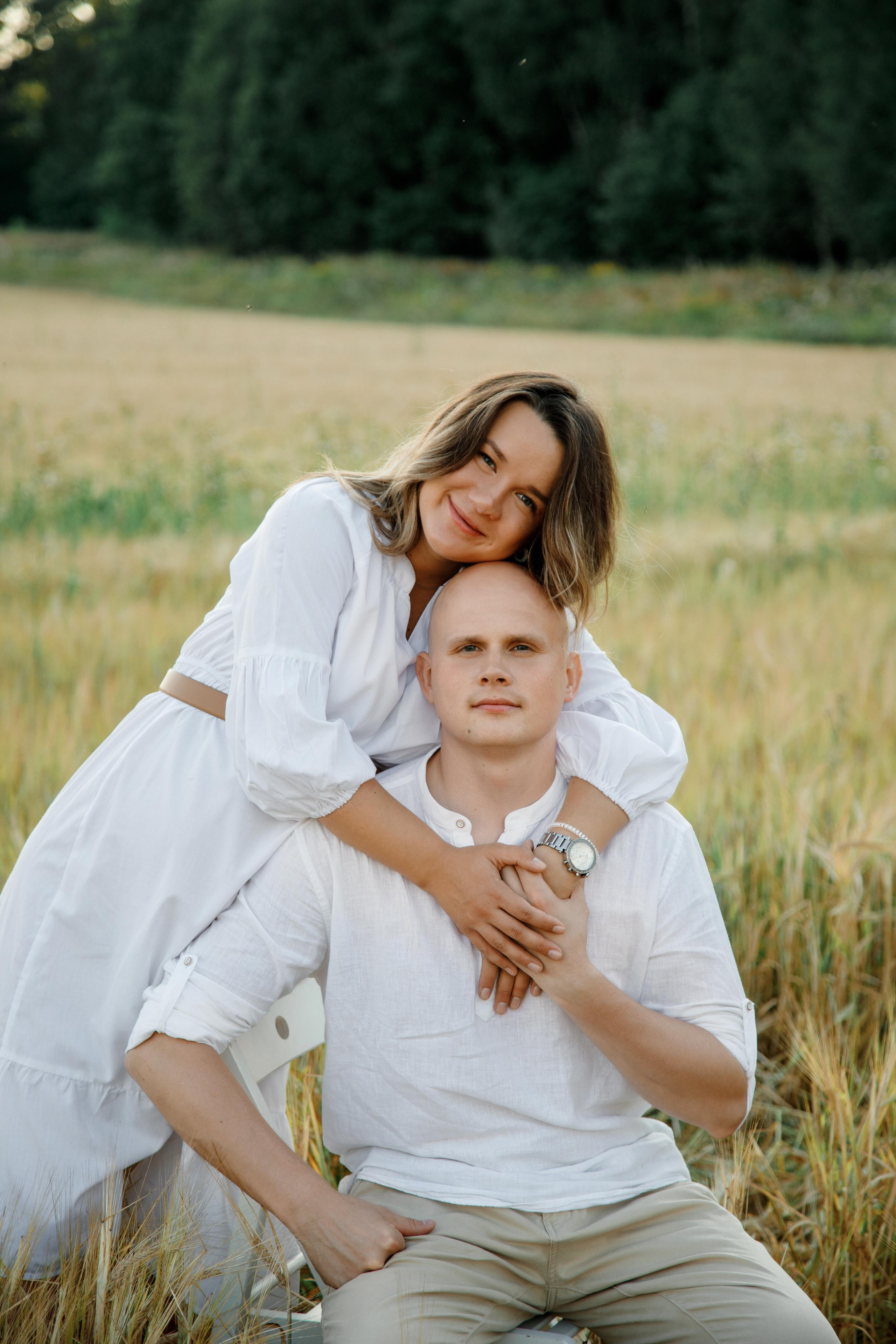 Фотосессия беременности в поле с колосками. Фотограф Александра Сыщенко