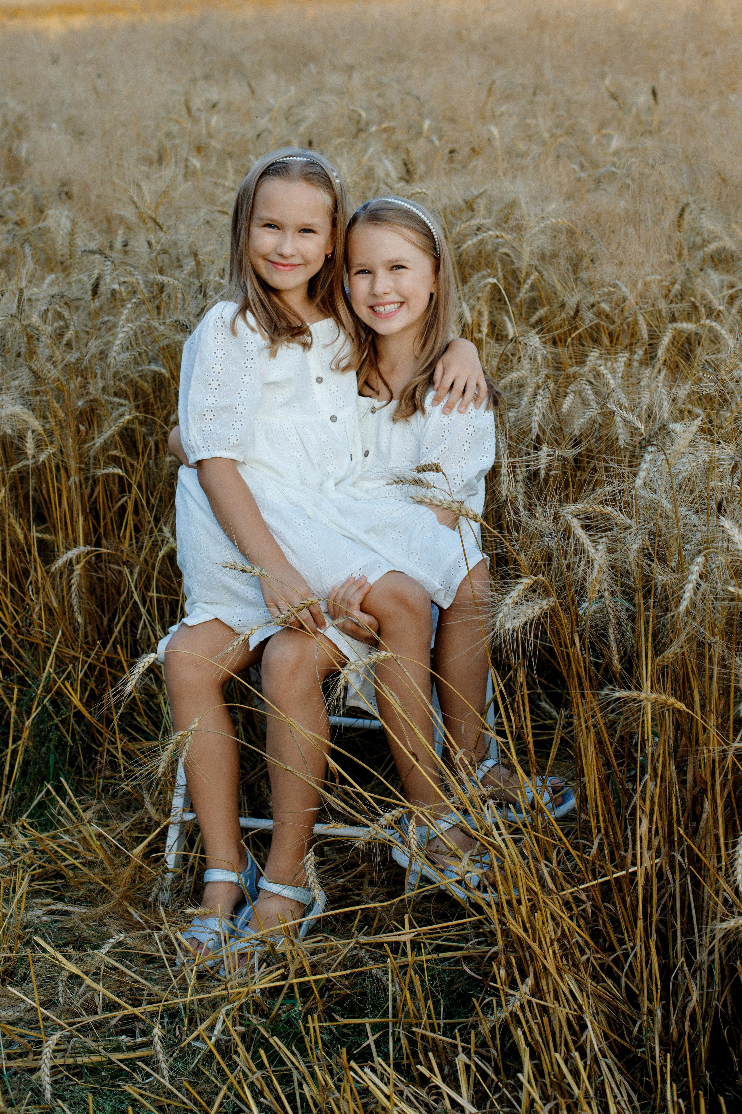 Семейная фотосессия в поле с колосками в Подмосковье. Фотограф Александра Сыщенко