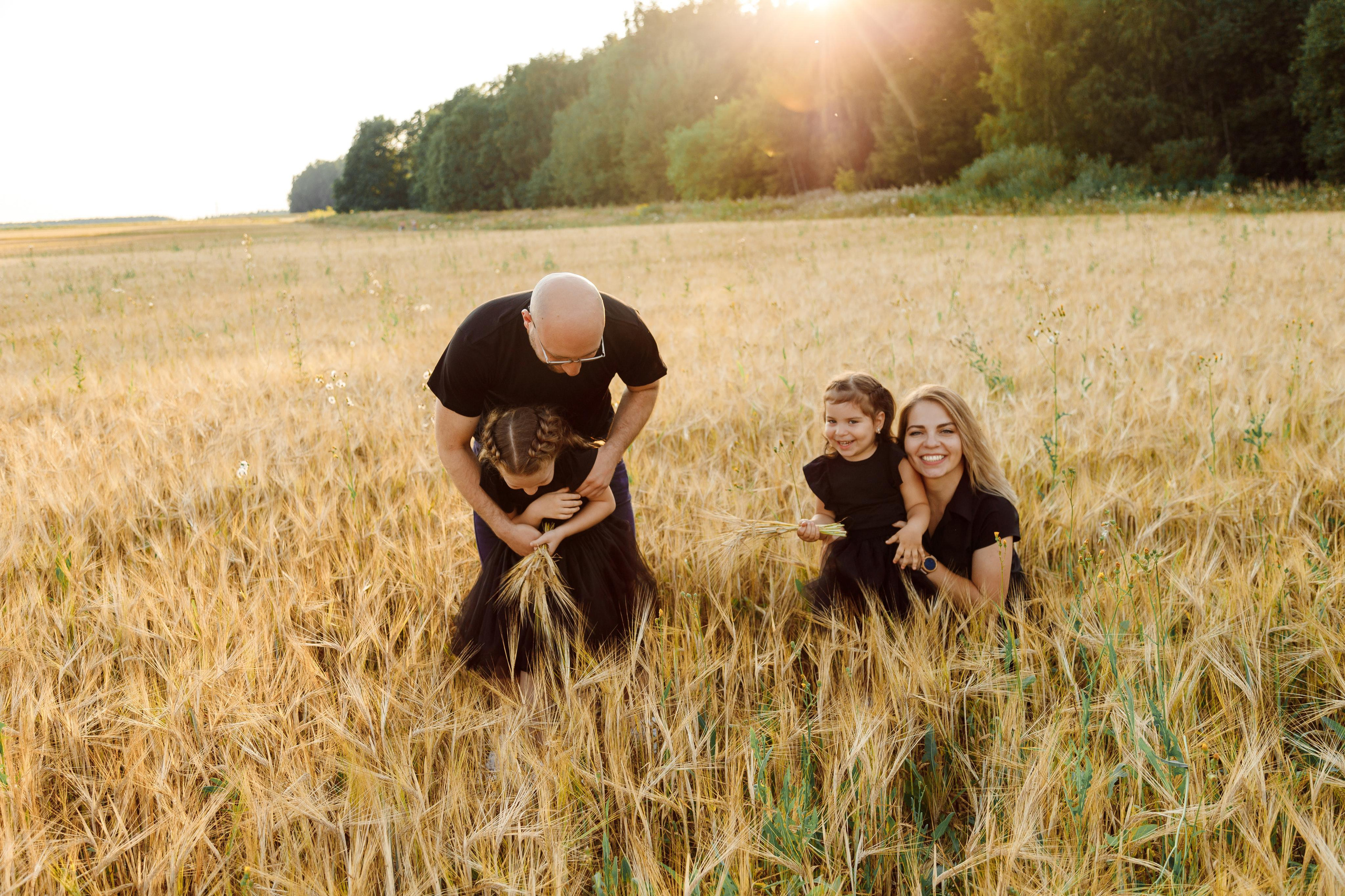 Семейная фотосессия в поле в Новой Москве. Фотограф Александра Сыщенко