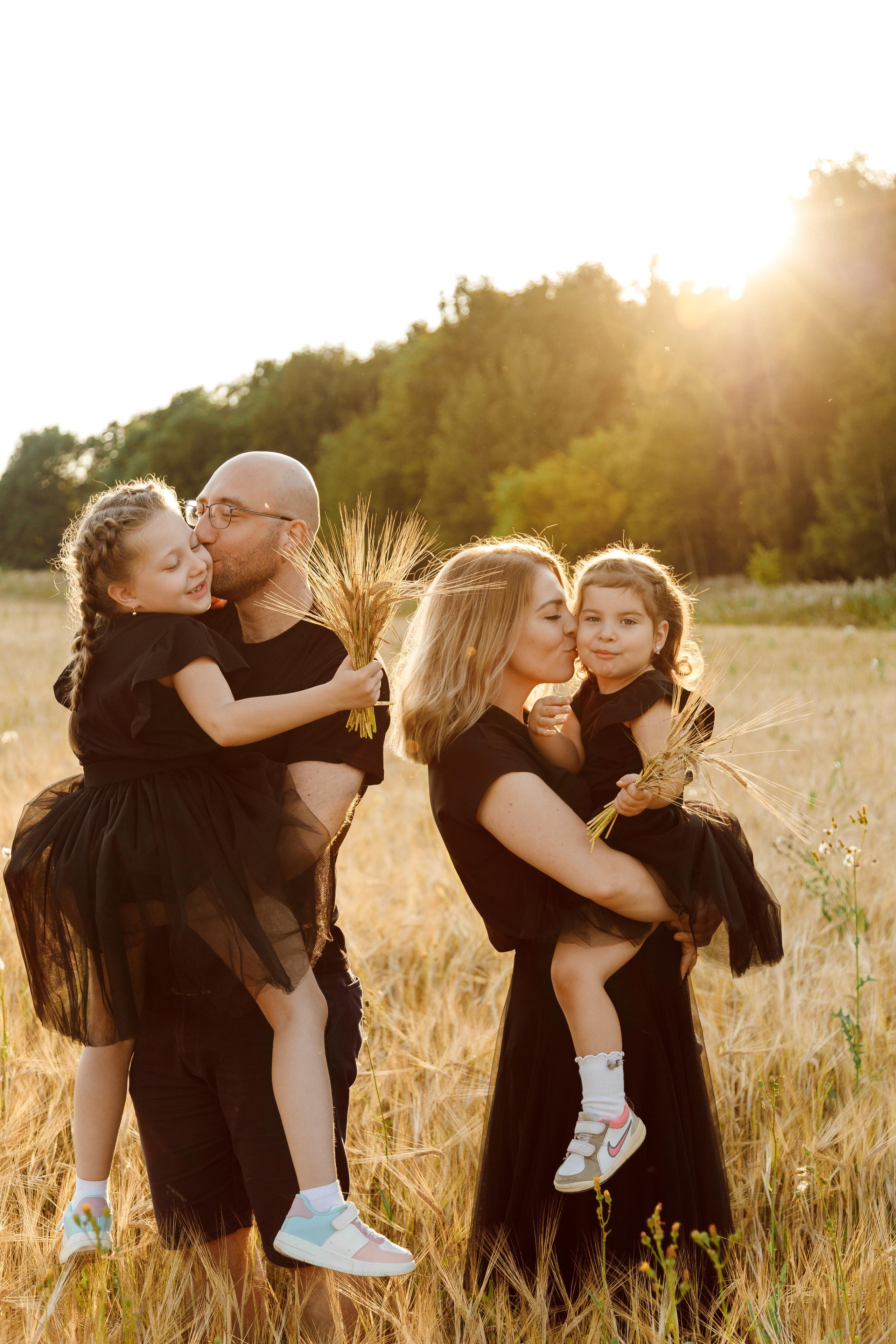 Семейная фотосессия в поле в Новой Москве. Фотограф Александра Сыщенко