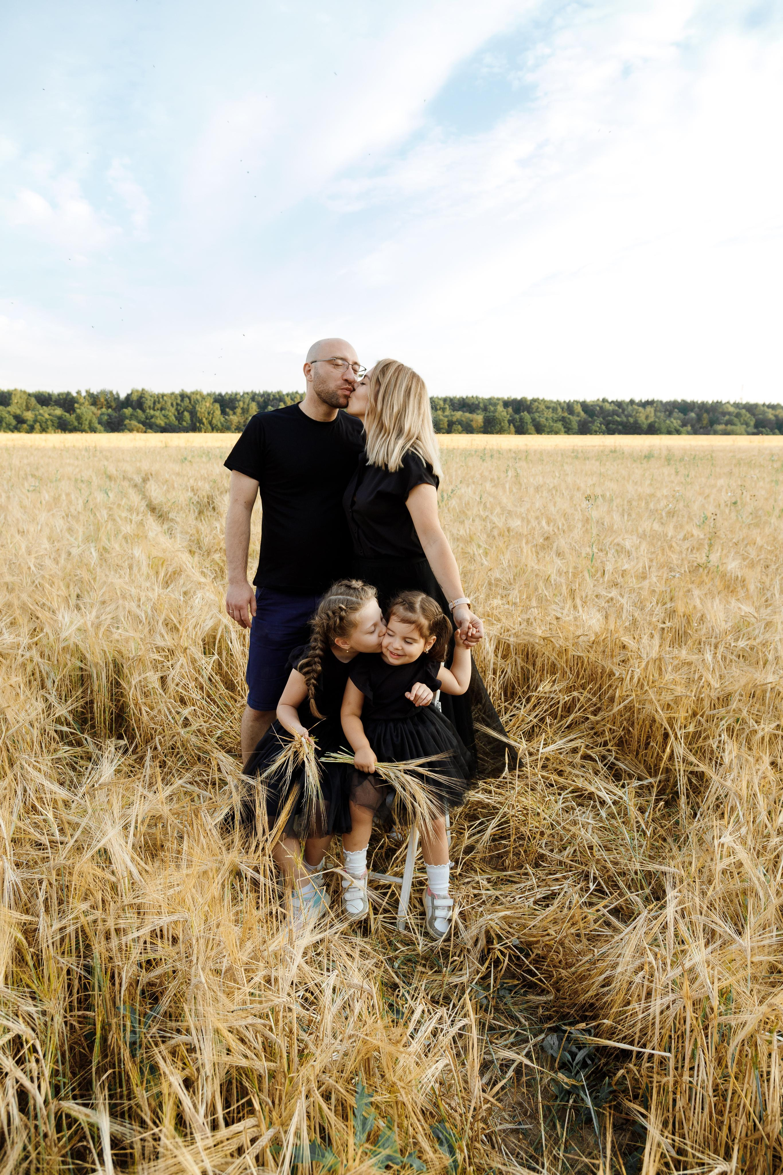 Семейная фотосессия в поле в Новой Москве. Фотограф Александра Сыщенко