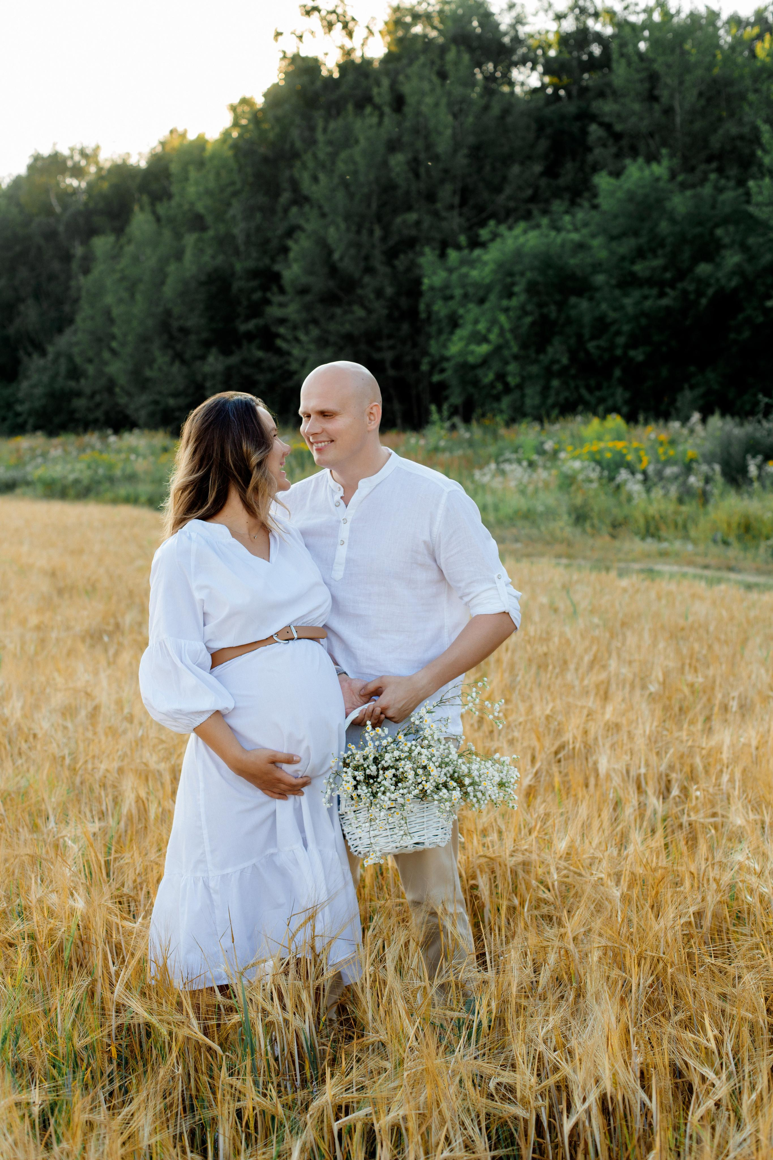 Фотосессия беременности в поле с колосками. Фотограф Александра Сыщенко