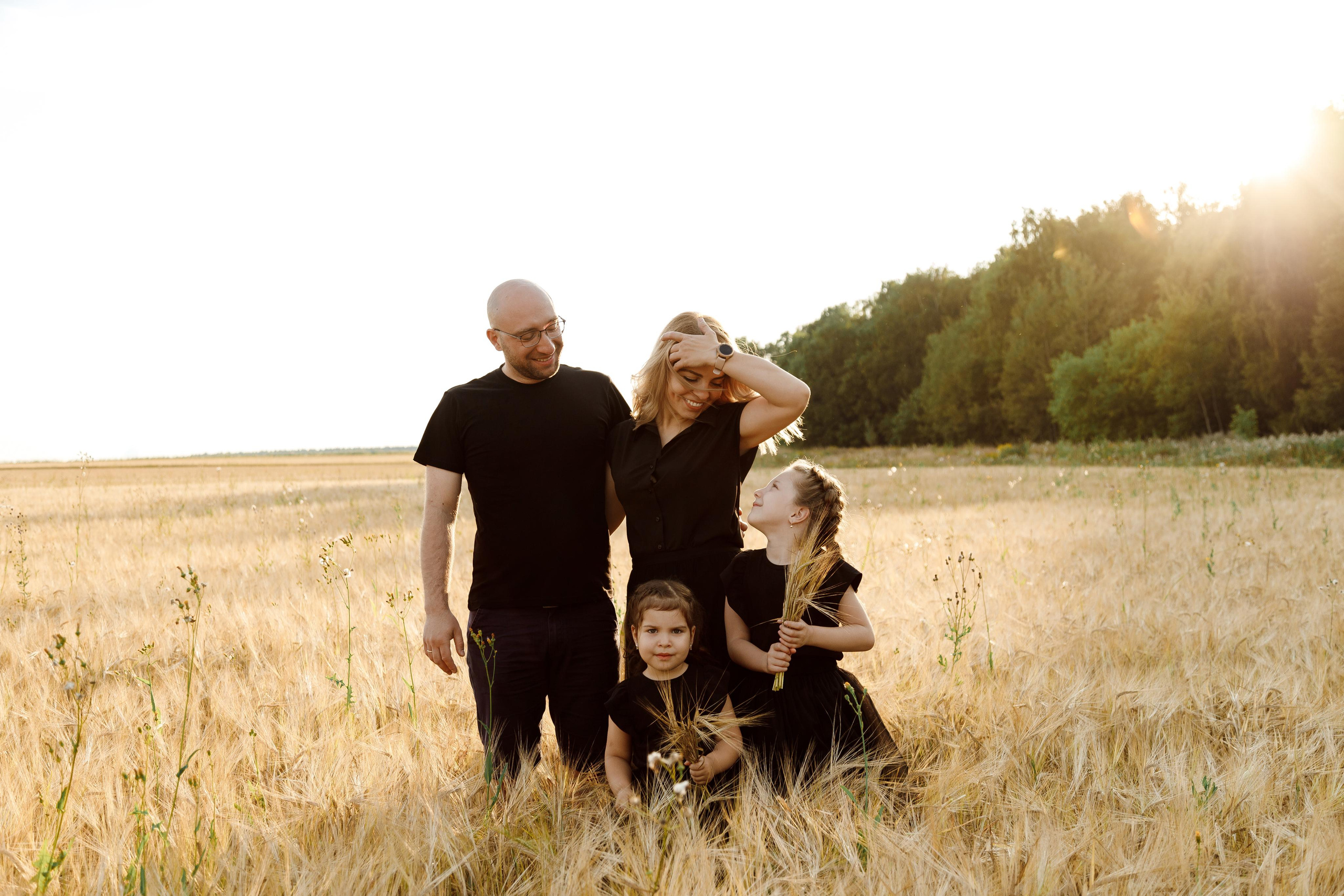 Семейная фотосессия в поле в Новой Москве. Фотограф Александра Сыщенко