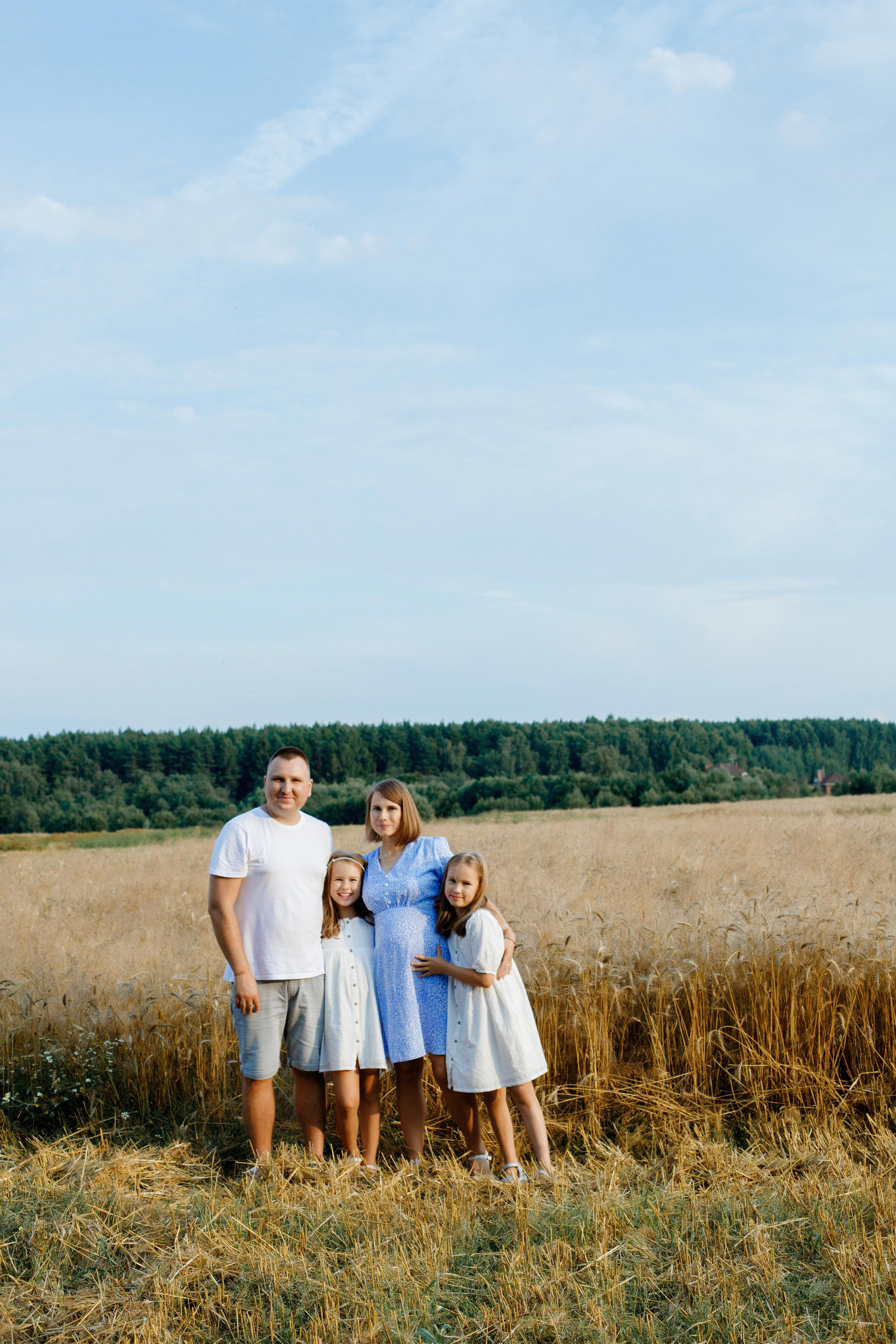 Семейная фотосессия в поле с колосками в Подмосковье. Фотограф Александра Сыщенко