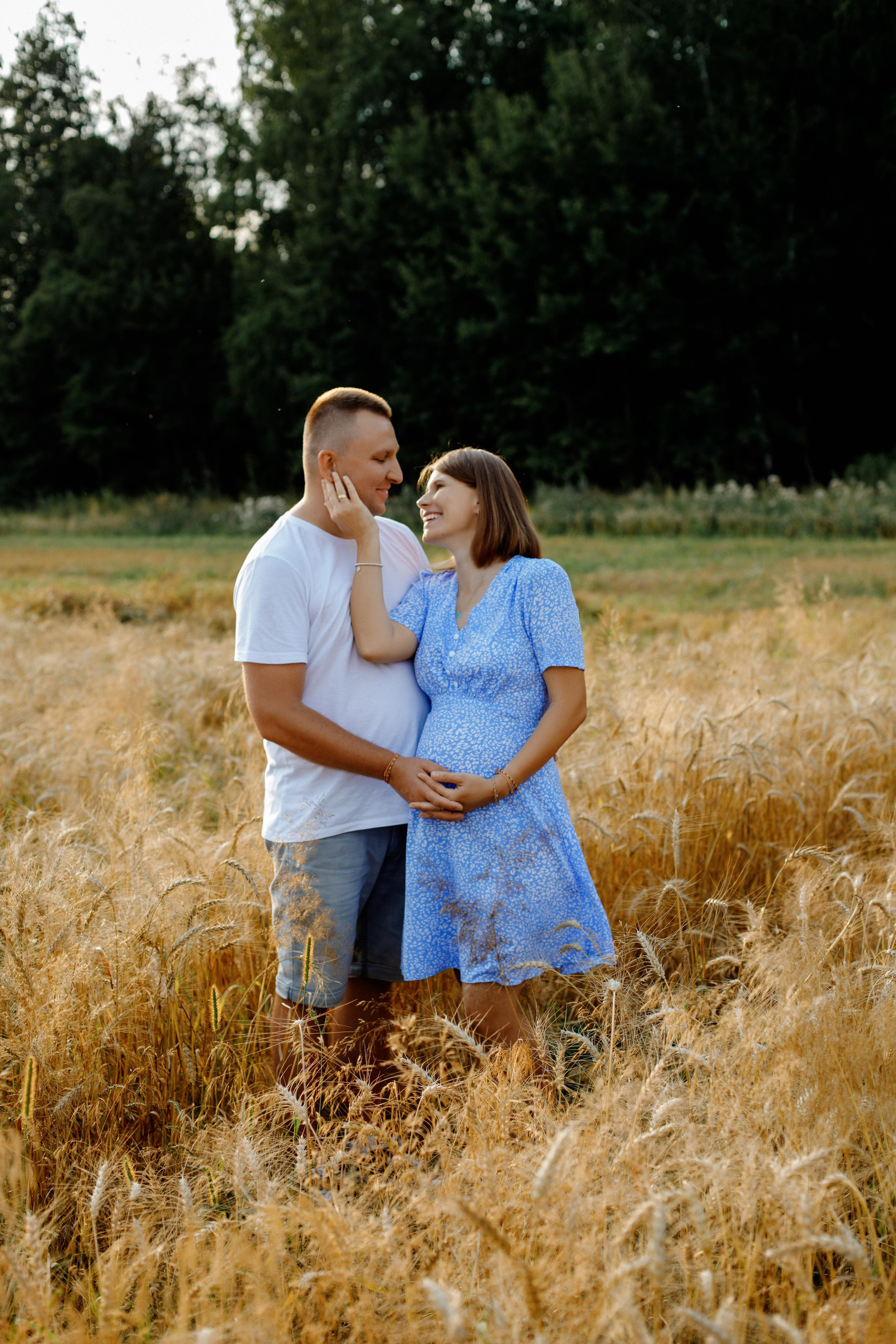 Семейная фотосессия в поле с колосками в Подмосковье. Фотограф Александра Сыщенко