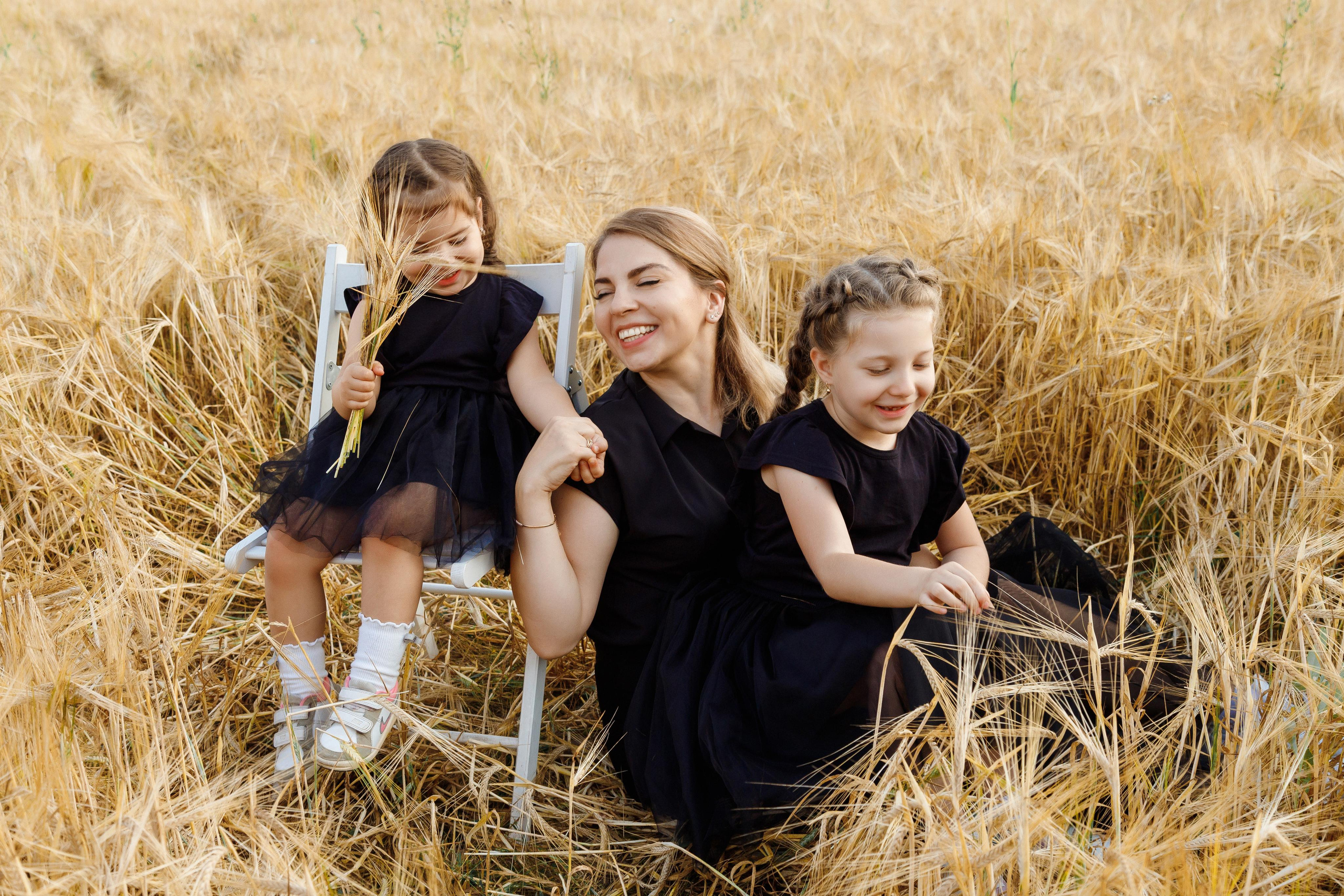Семейная фотосессия в поле в Новой Москве. Фотограф Александра Сыщенко