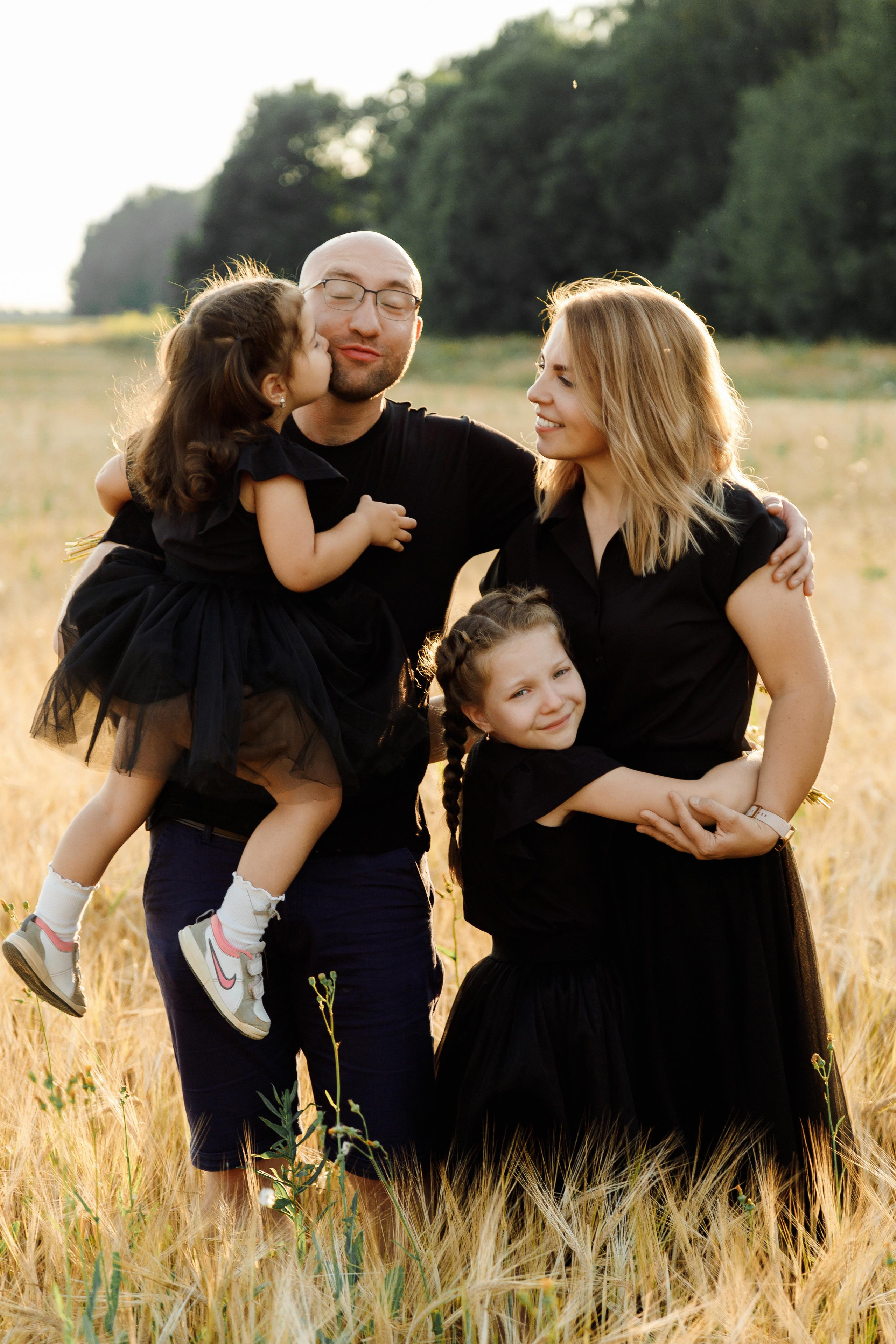 Семейная фотосессия в поле в Новой Москве. Фотограф Александра Сыщенко
