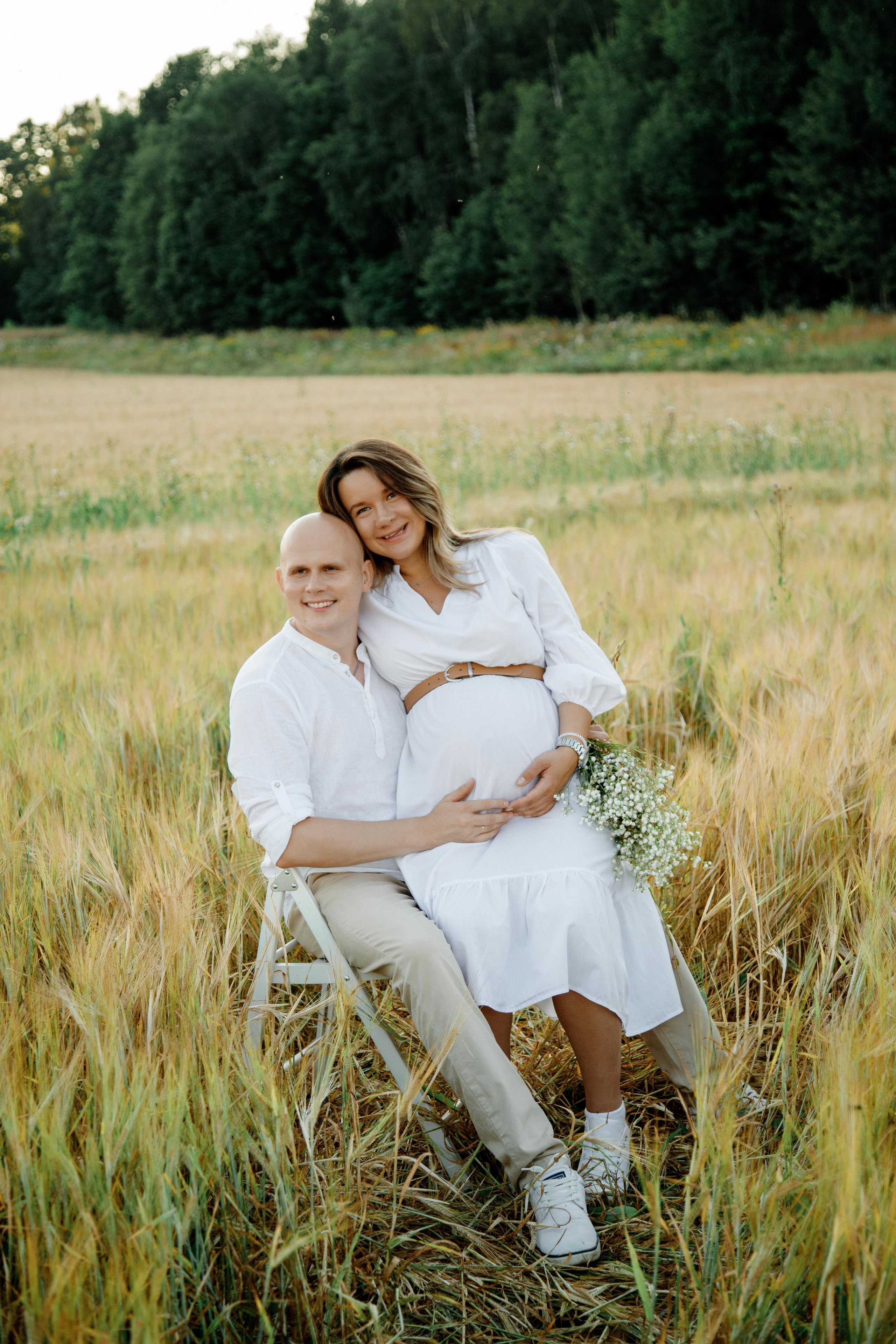 Фотосессия беременности в поле с колосками. Фотограф Александра Сыщенко