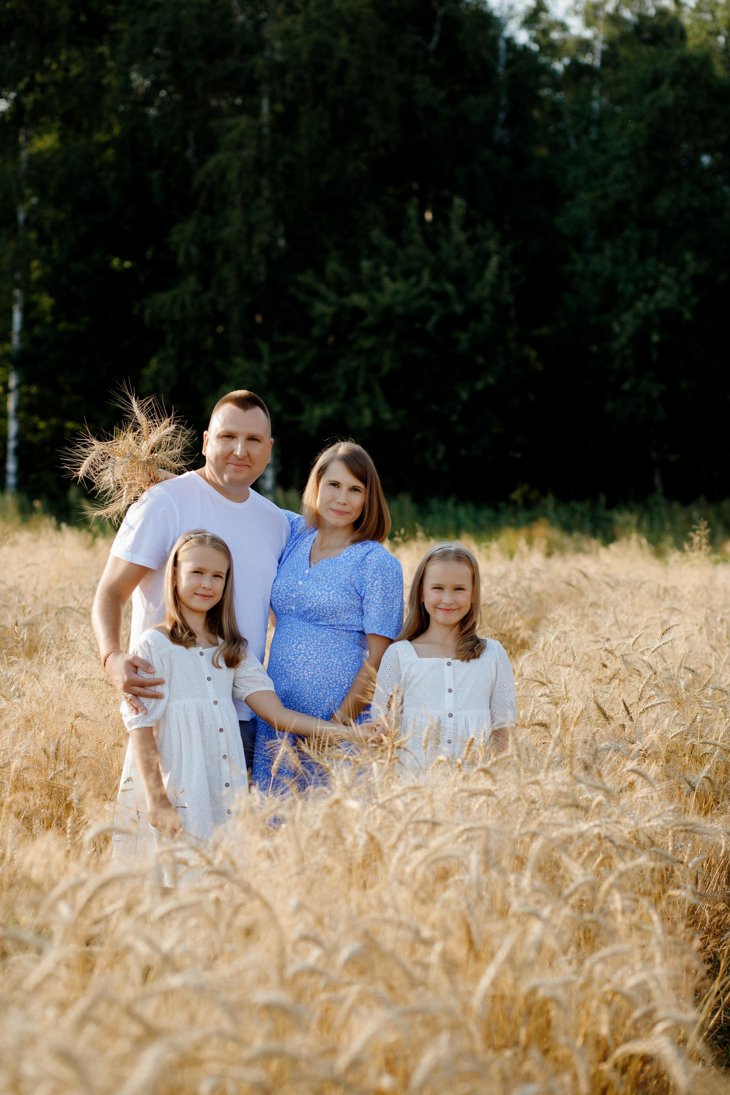 Семейная фотосессия в поле с колосками в Подмосковье. Фотограф Александра Сыщенко