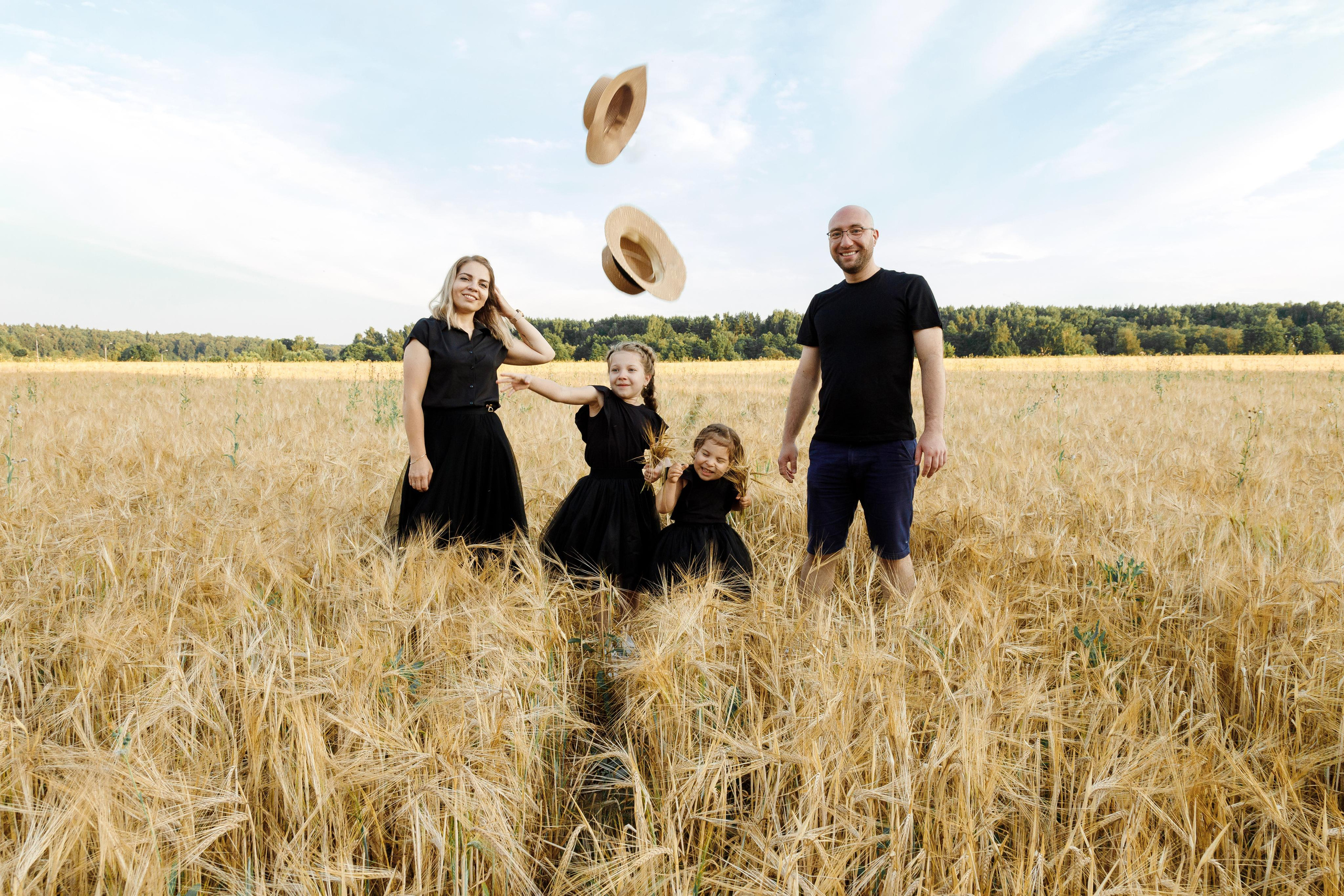 Семейная фотосессия в поле в Новой Москве. Фотограф Александра Сыщенко