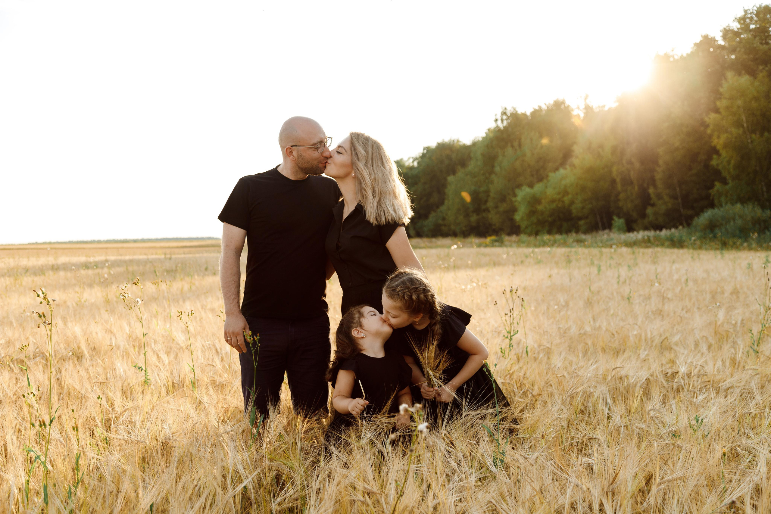 Семейная фотосессия в поле в Новой Москве. Фотограф Александра Сыщенко