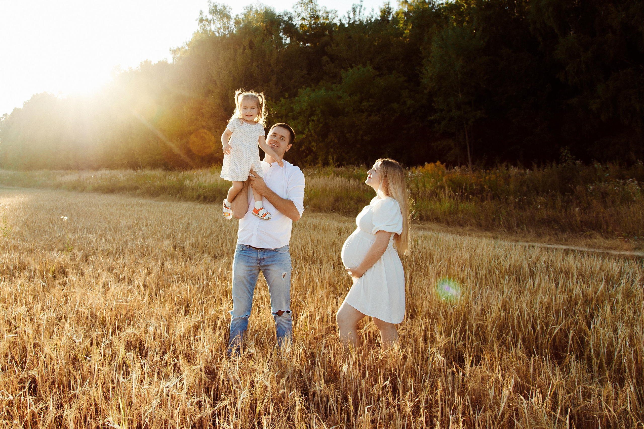 Фотосъемка беременности в поле недалеко от МКАД. Фотограф Александра Сыщенко