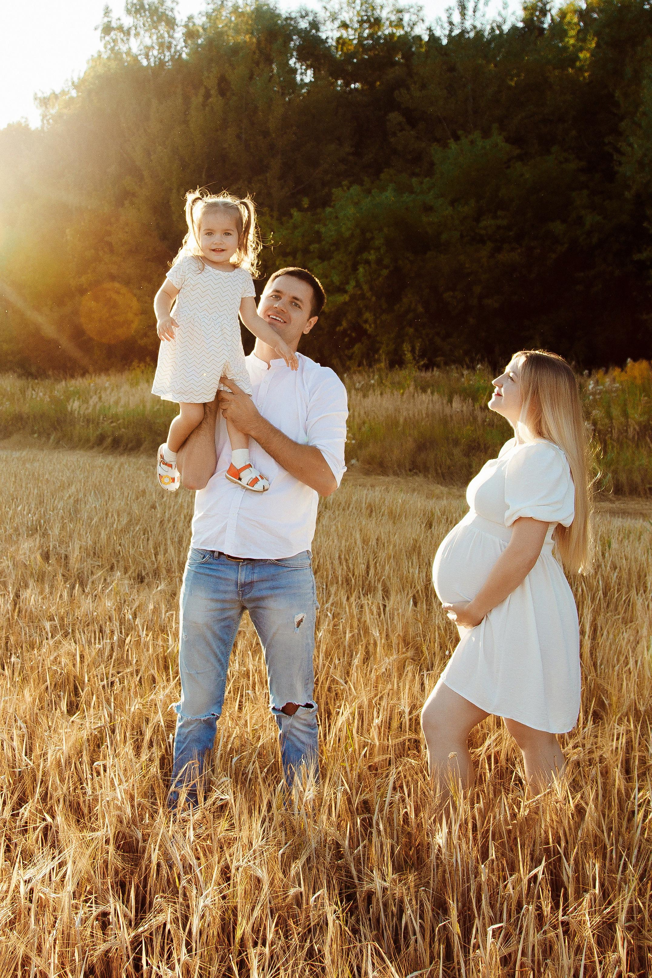 Фотосъемка беременности в поле недалеко от МКАД. Фотограф Александра Сыщенко
