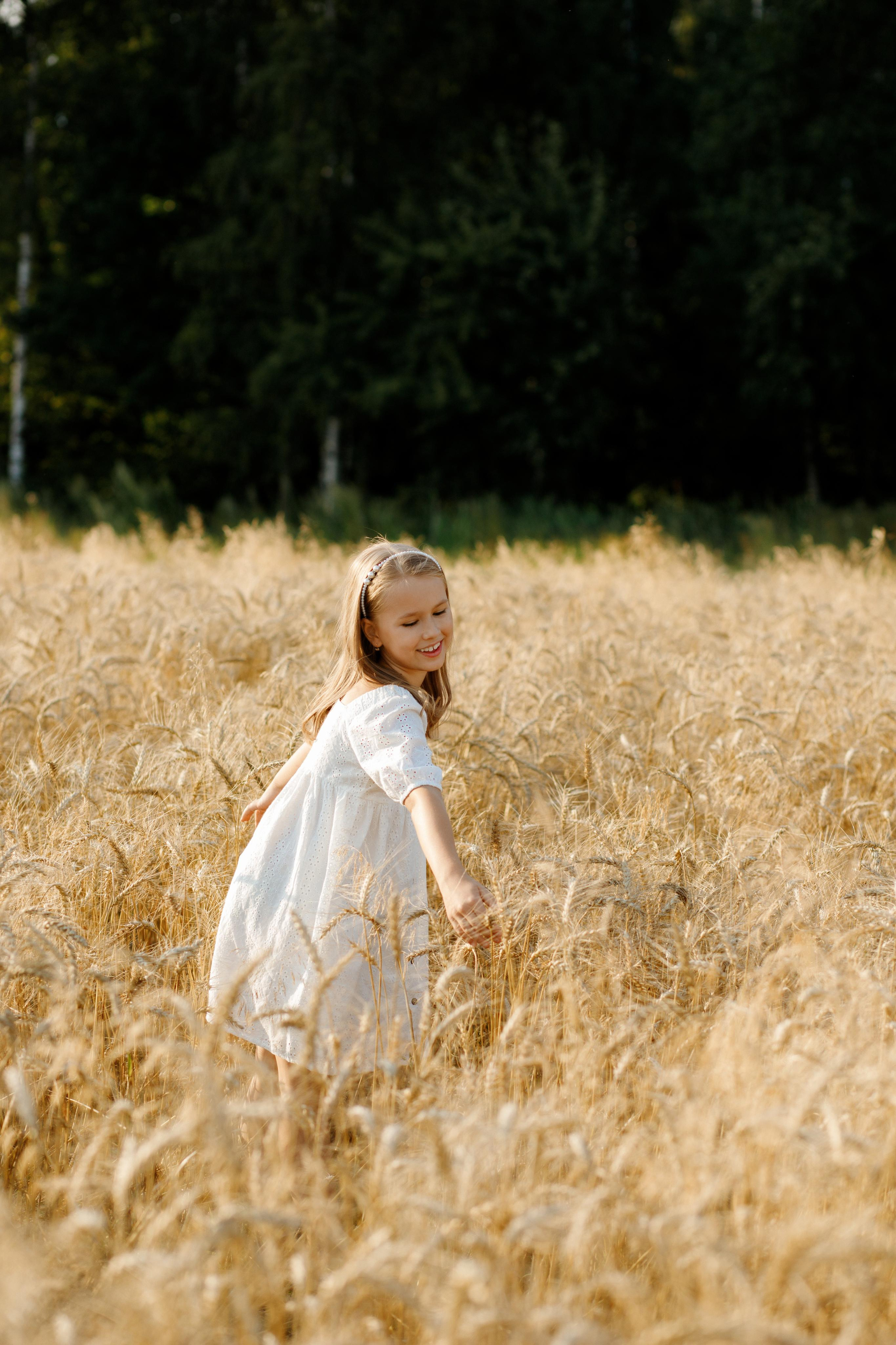 Семейная фотосессия в поле с колосками в Подмосковье. Фотограф Александра Сыщенко