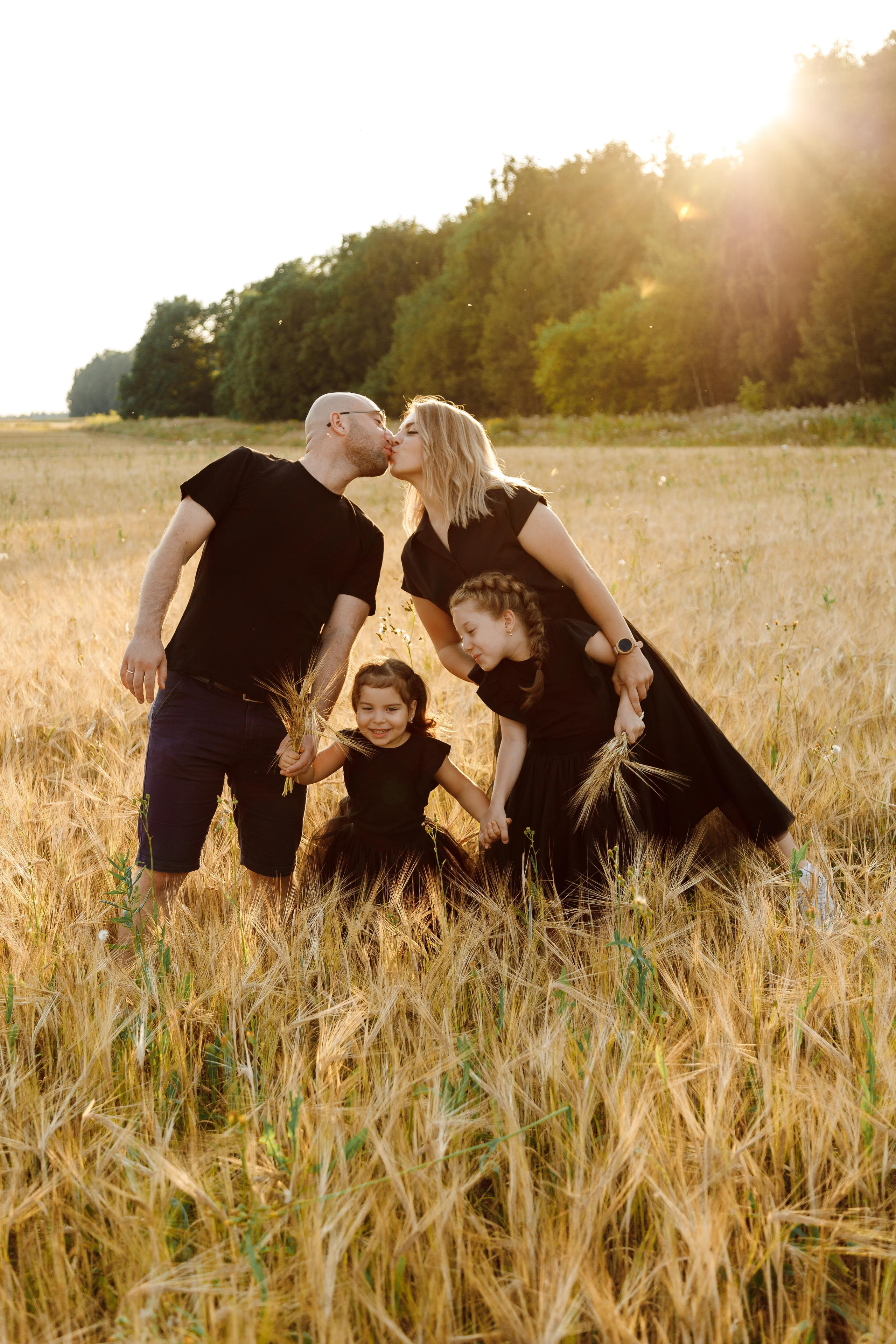 Семейная фотосессия в поле в Новой Москве. Фотограф Александра Сыщенко