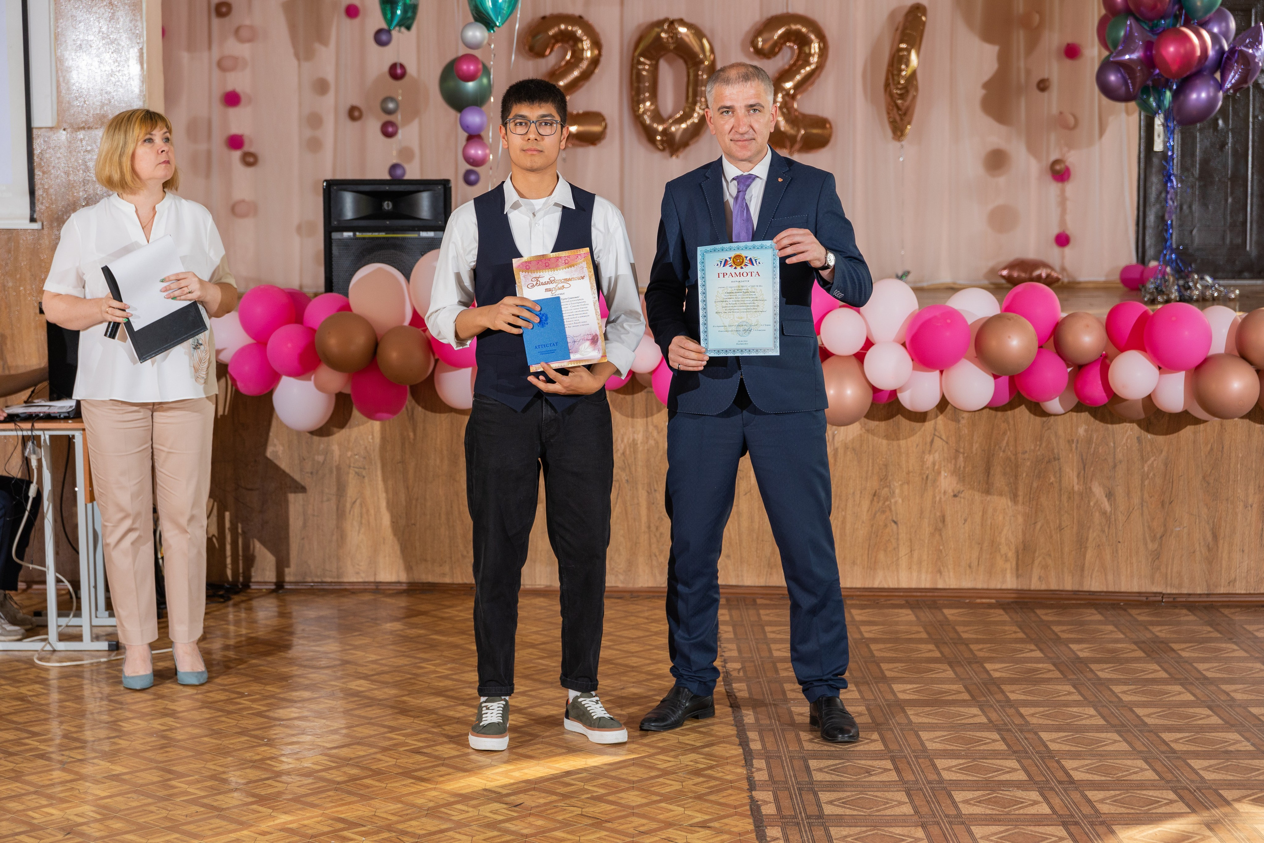 Вручение атестатов в школе № 66. Выпускные альбомы во Владивостоке