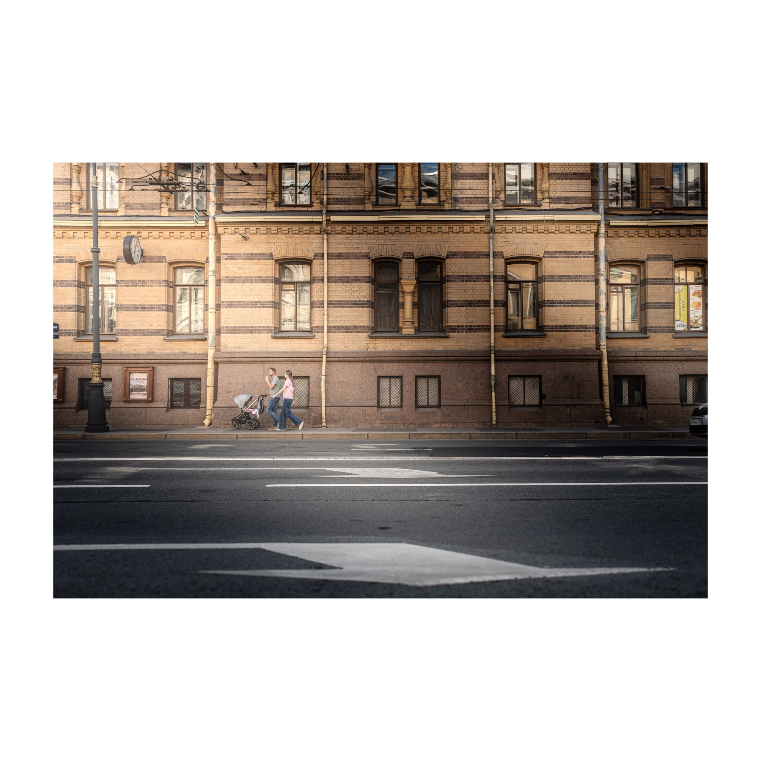 В Питере хорошая погода). Город наполнен правильными тенями и предосенними питерцами). High-quality interior photos for your home, office, hotel