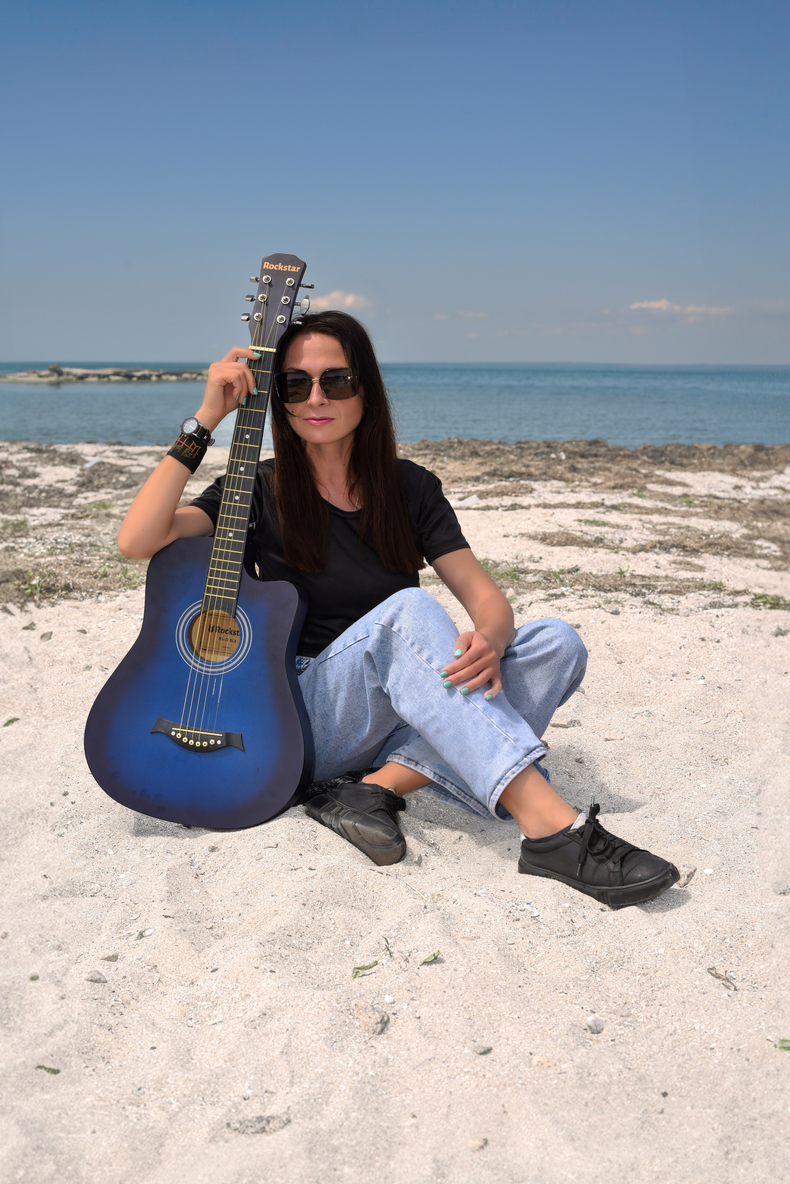 Девушка с гитарой. Главная