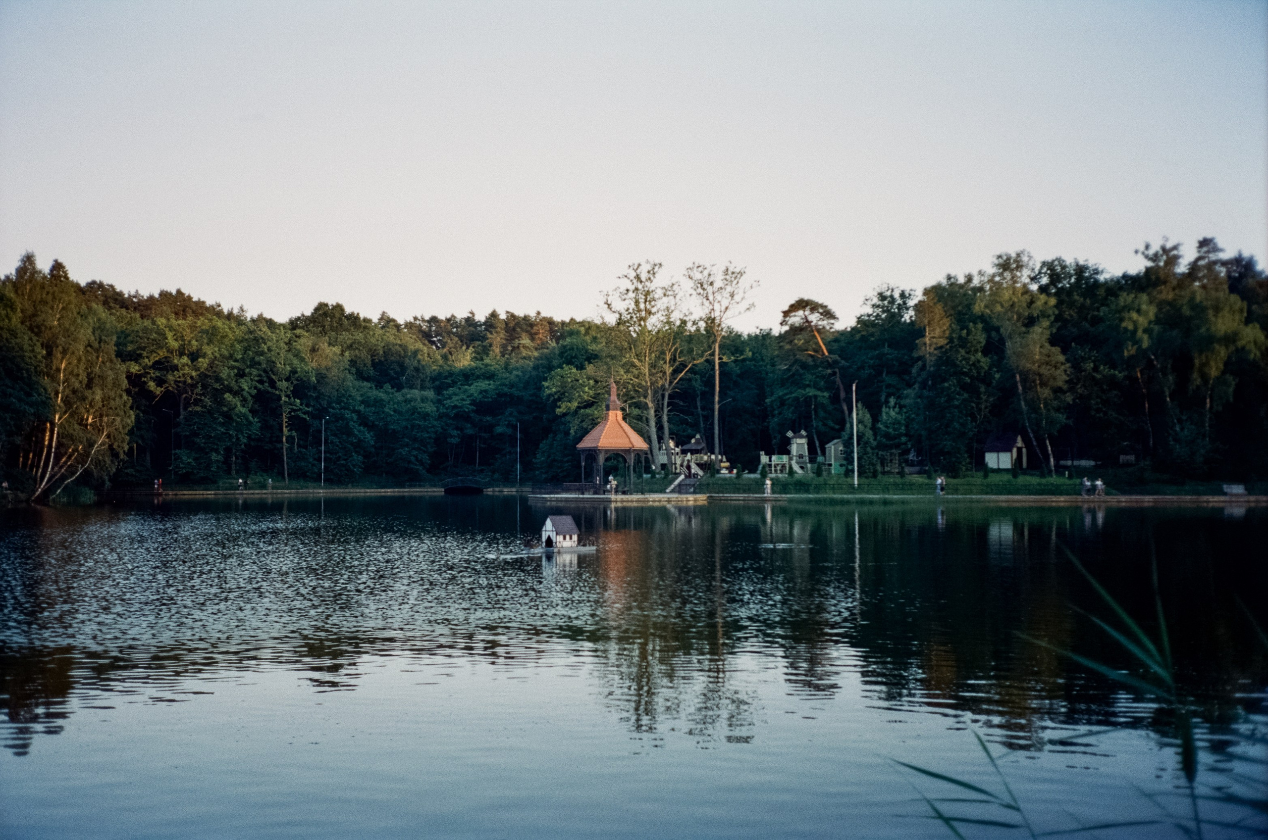 Тихое озеро и необыкновенный закат в Светлогорске. Фотограф-документалист Мария Осокина