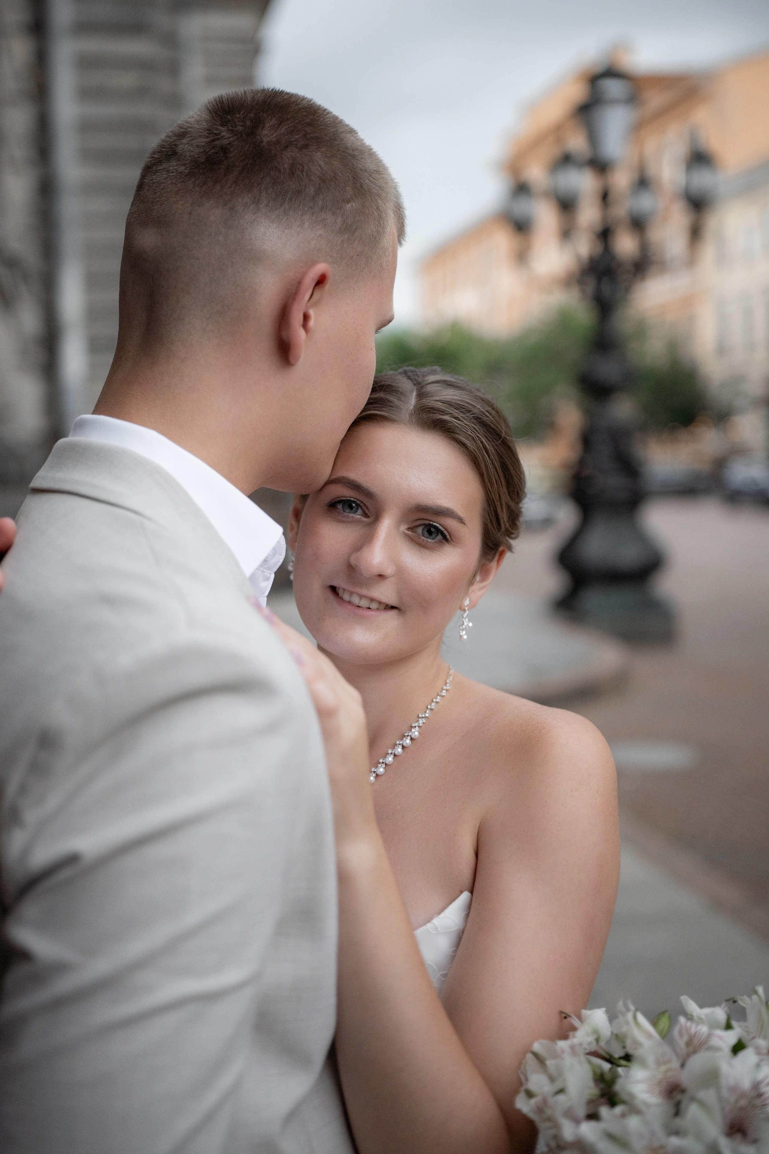 Красивые места для свадебной фотосессии летом в Санкт-Петербурге. Свадебный фотограф Александр Невский в Санкт-Петербурге