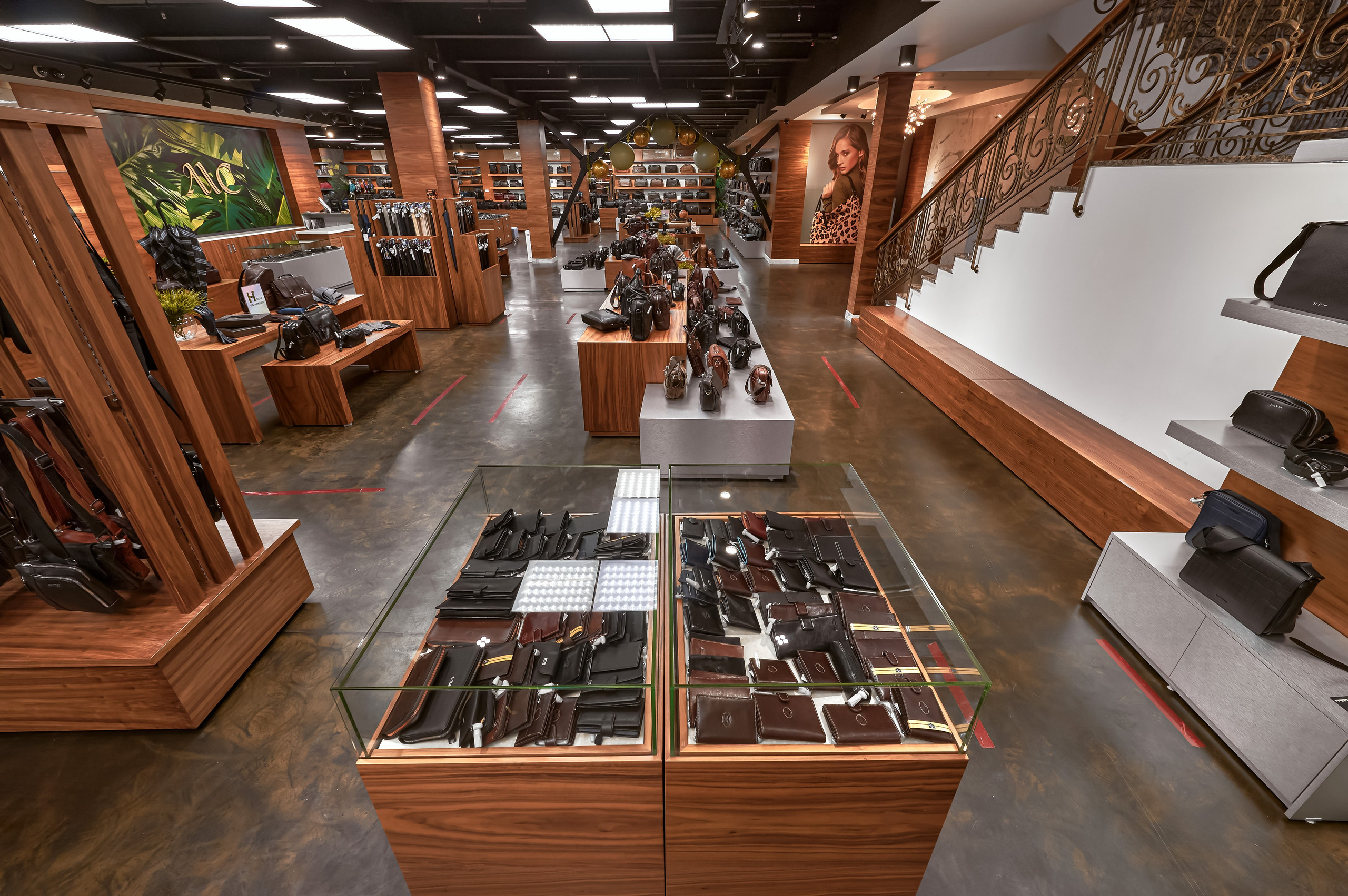 Портфолио по интерьерной и экстерьерной фотосъёмки: Мир сумок — Левый берег. Фотограф Яковлев Роман — Красноярск