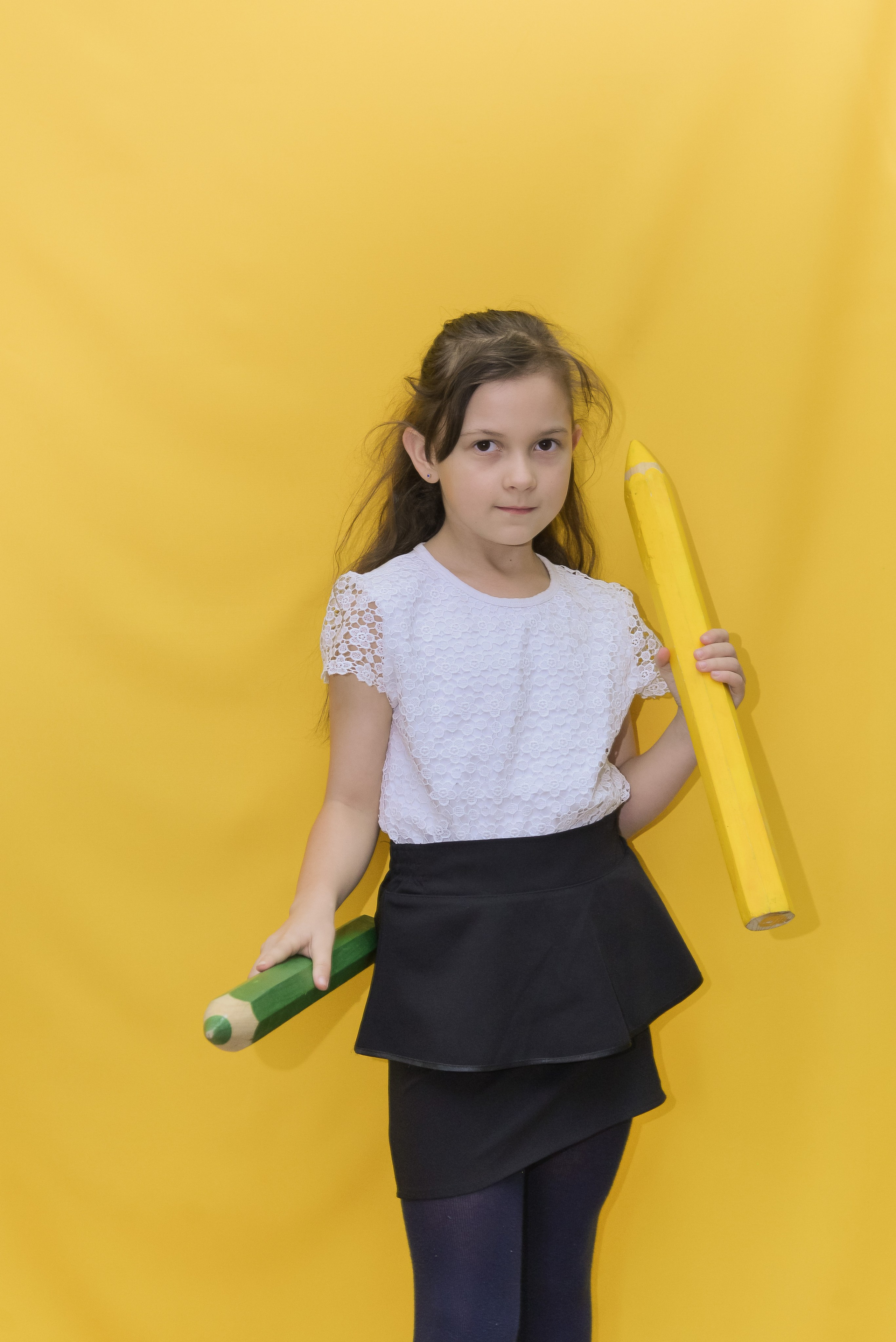 2 класс. На жёлтом фоне. «Веселые карандаши». Детский и школьный фотограф в Костанае Рабига Сейткенова