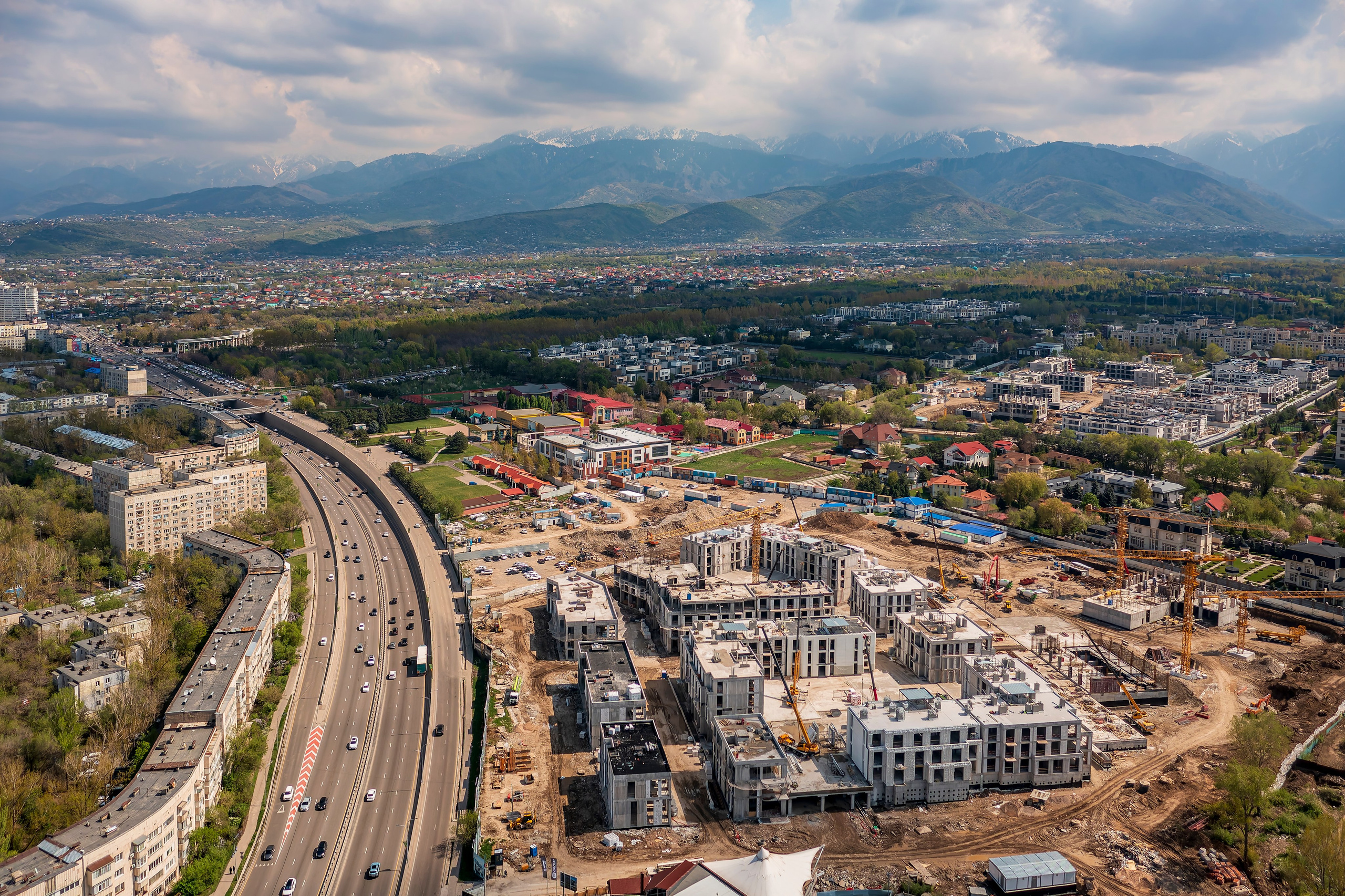 Алматы, ЖК 1st от Bi Group — аэросъёмка на фоне гор, апрель 2026. Интерьерный фотограф Алматы