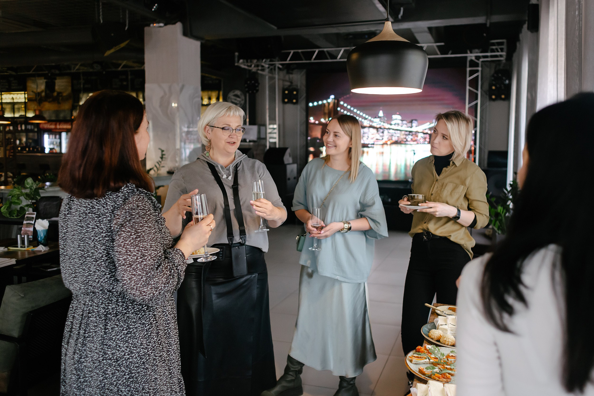 Тест-драйв красок Swiss Lake. L. Deco интерьерный салон. Краски/обои/лепной декор