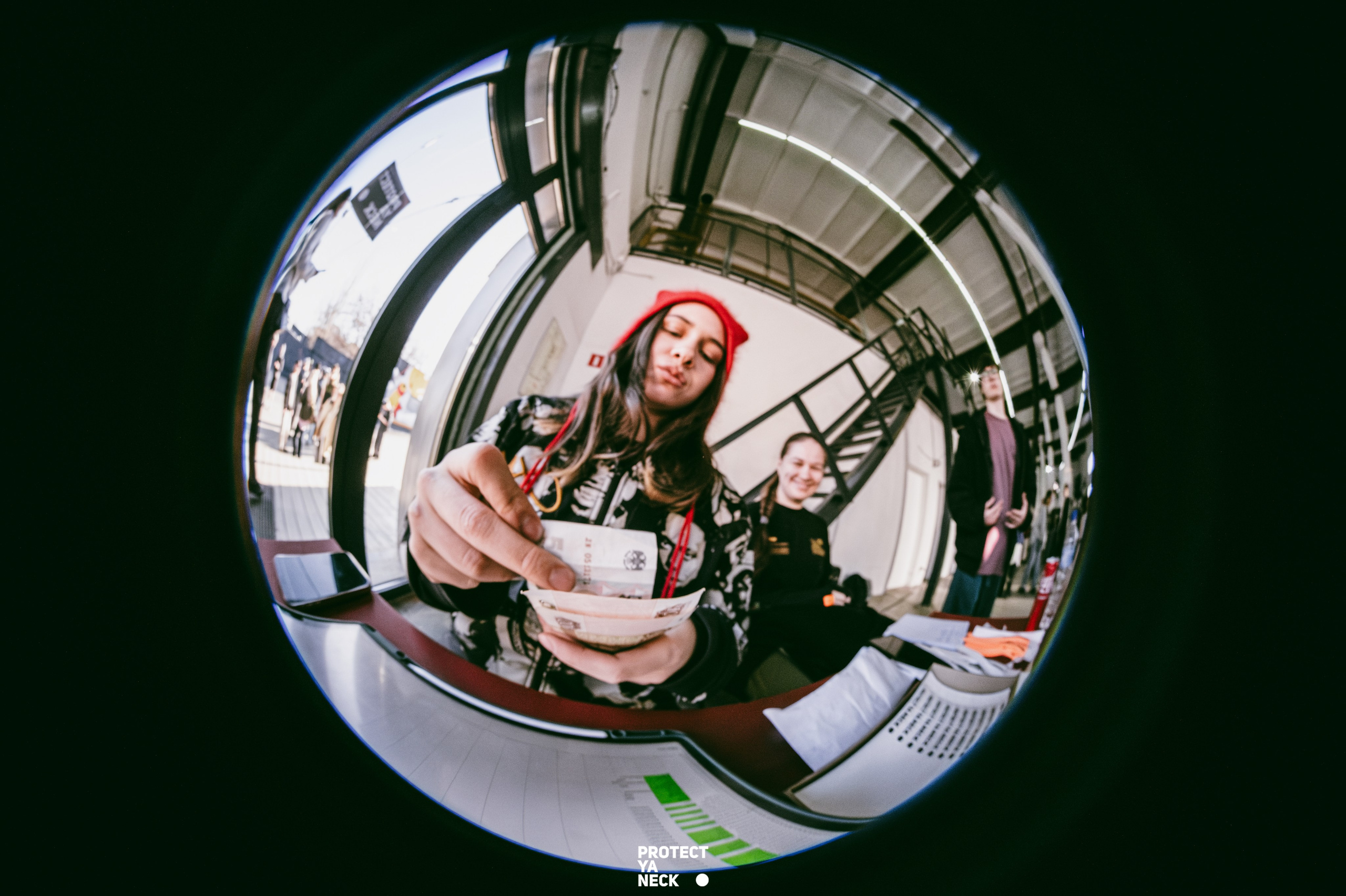 PROTECT YA NECK 22/03 (@youlovebu). Соня бу тебя сфоткала