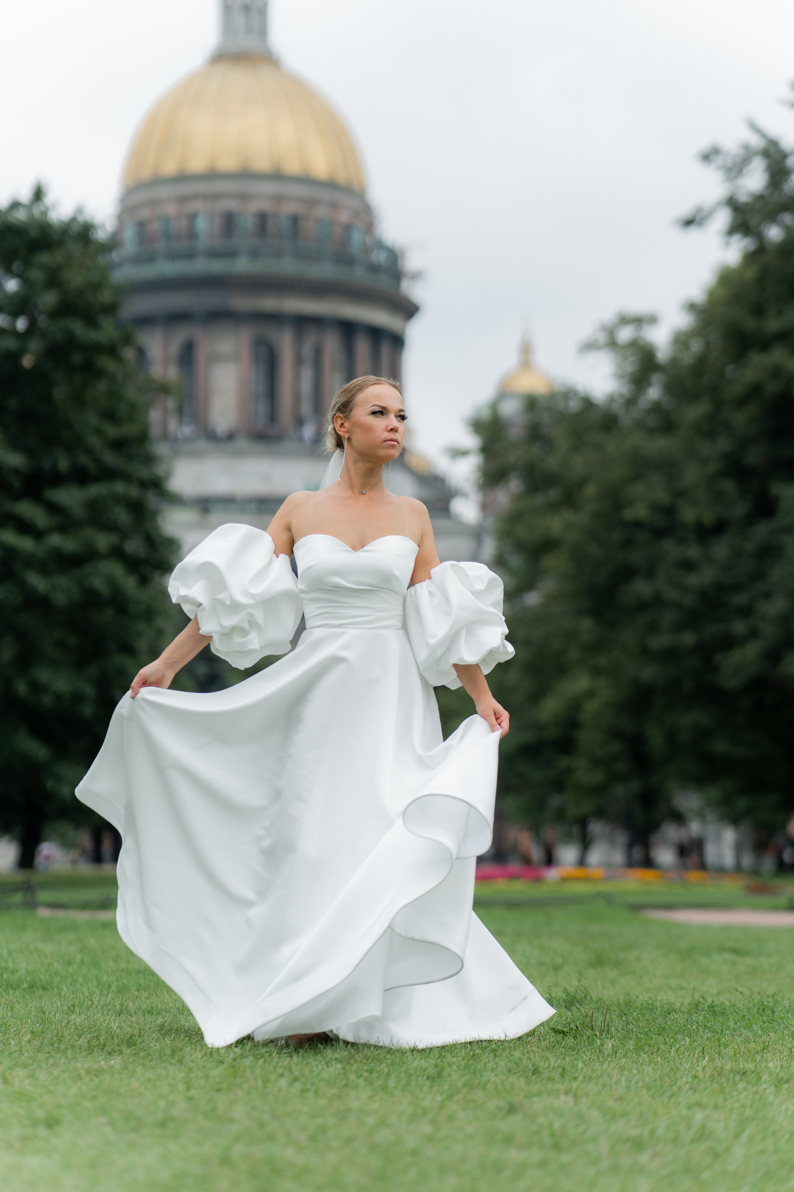 Невеста в белом платье идет от Исаакиевского собора. Свадебная фотосессия у Исаакиевского собора.