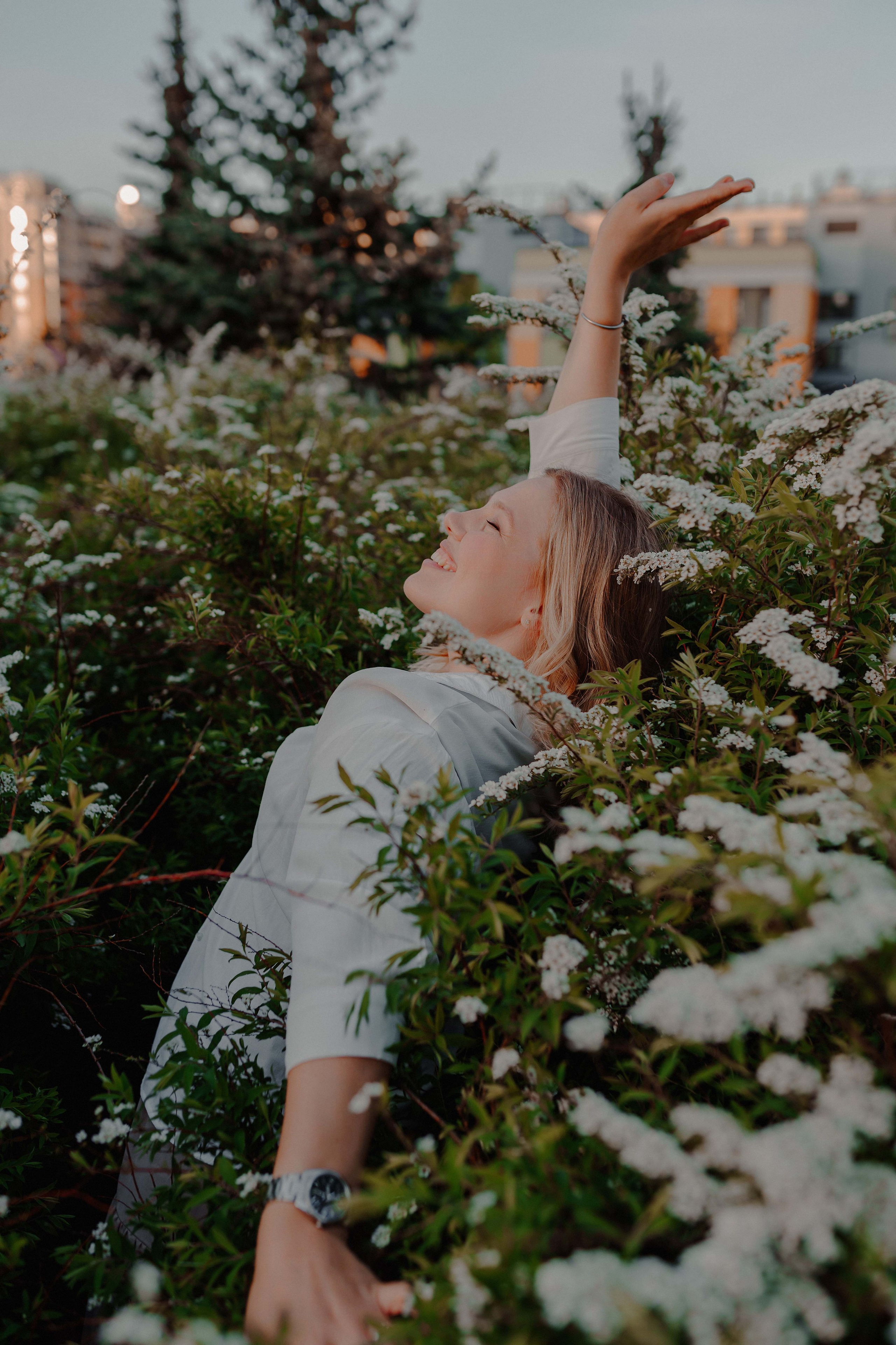 Александра в цветущей яблоне. Семейный и индивидуальный фотограф в Санкт-Петербурге Маргарита Щипкова