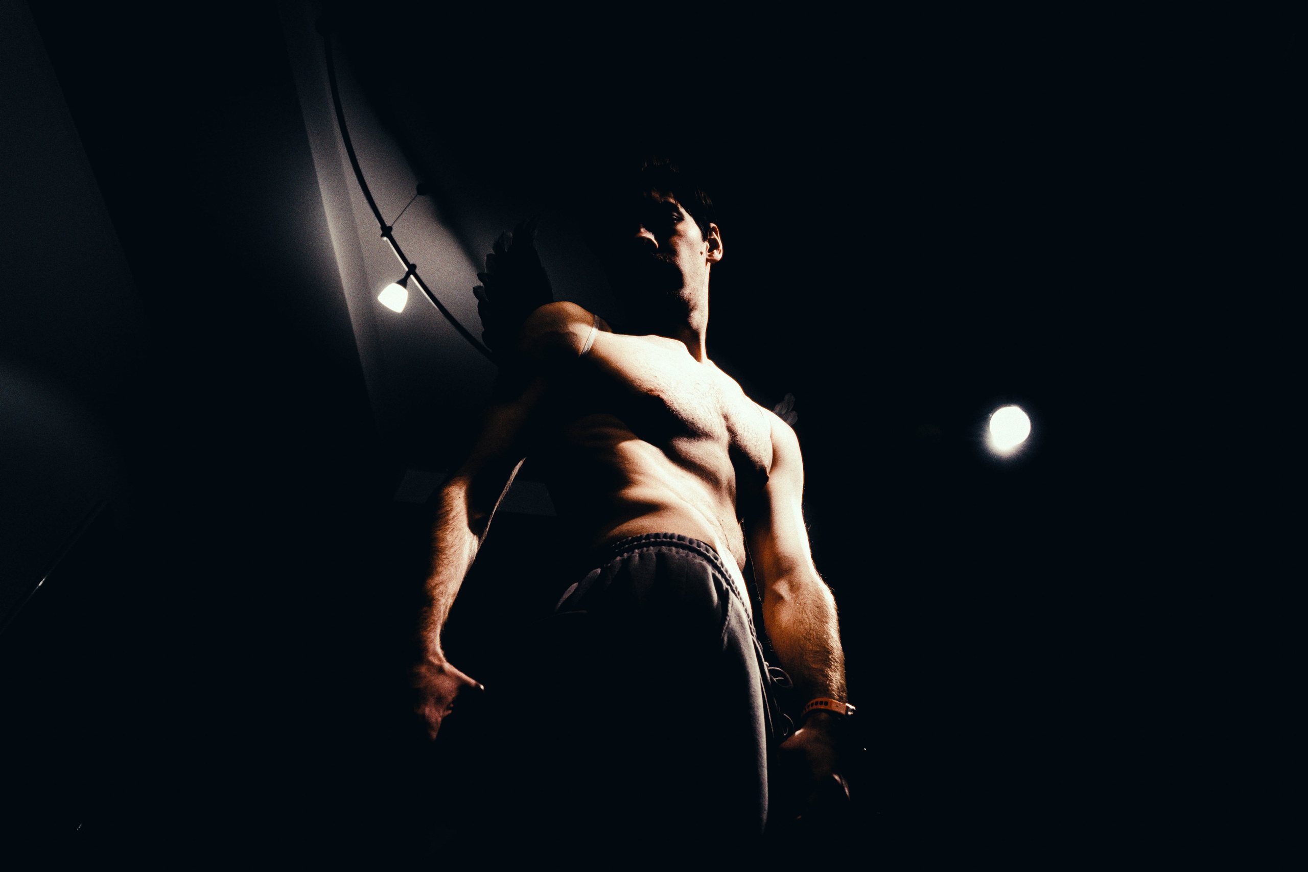 Портрет купидона на темном фоне. Портретный и репортажный фотограф в Санкт-Петербурге Смоляков Максим