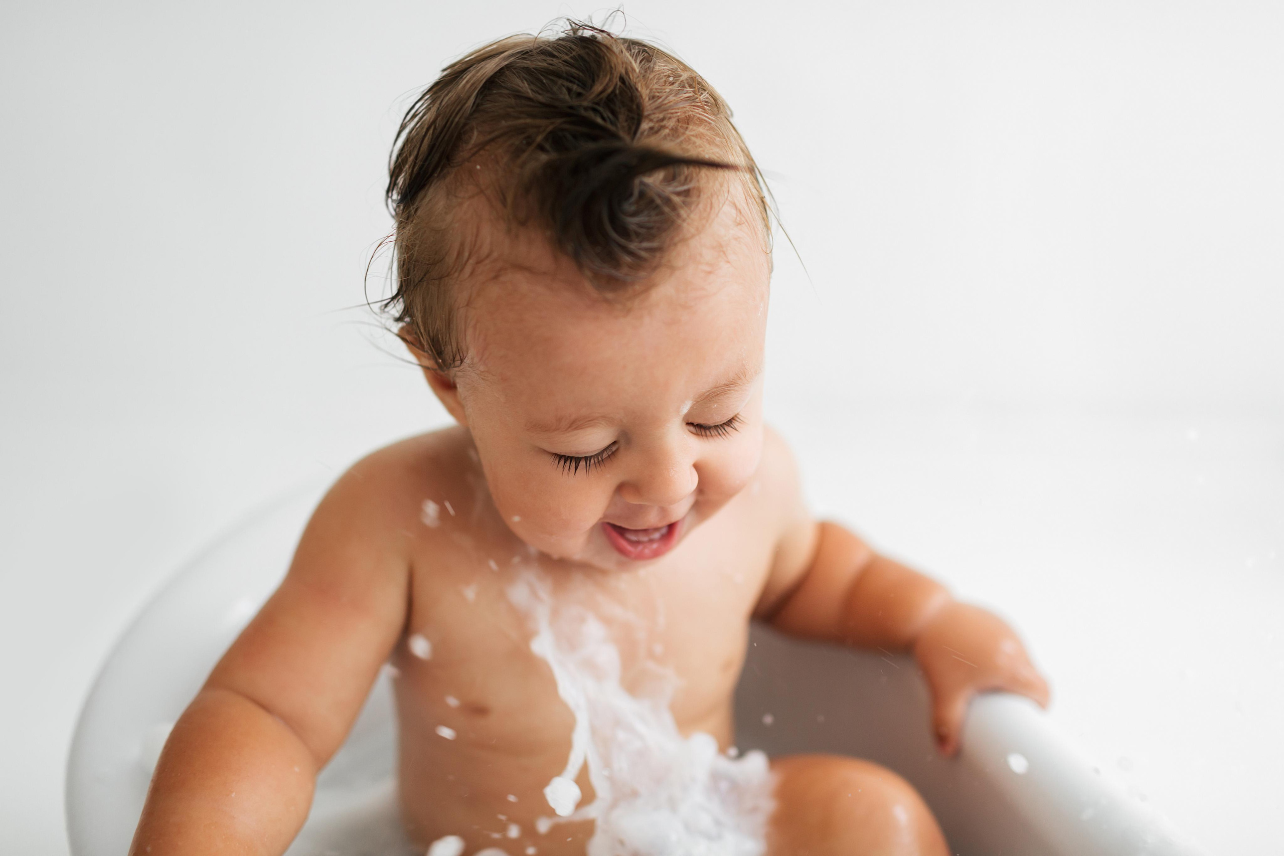 Купание малыша в ванне